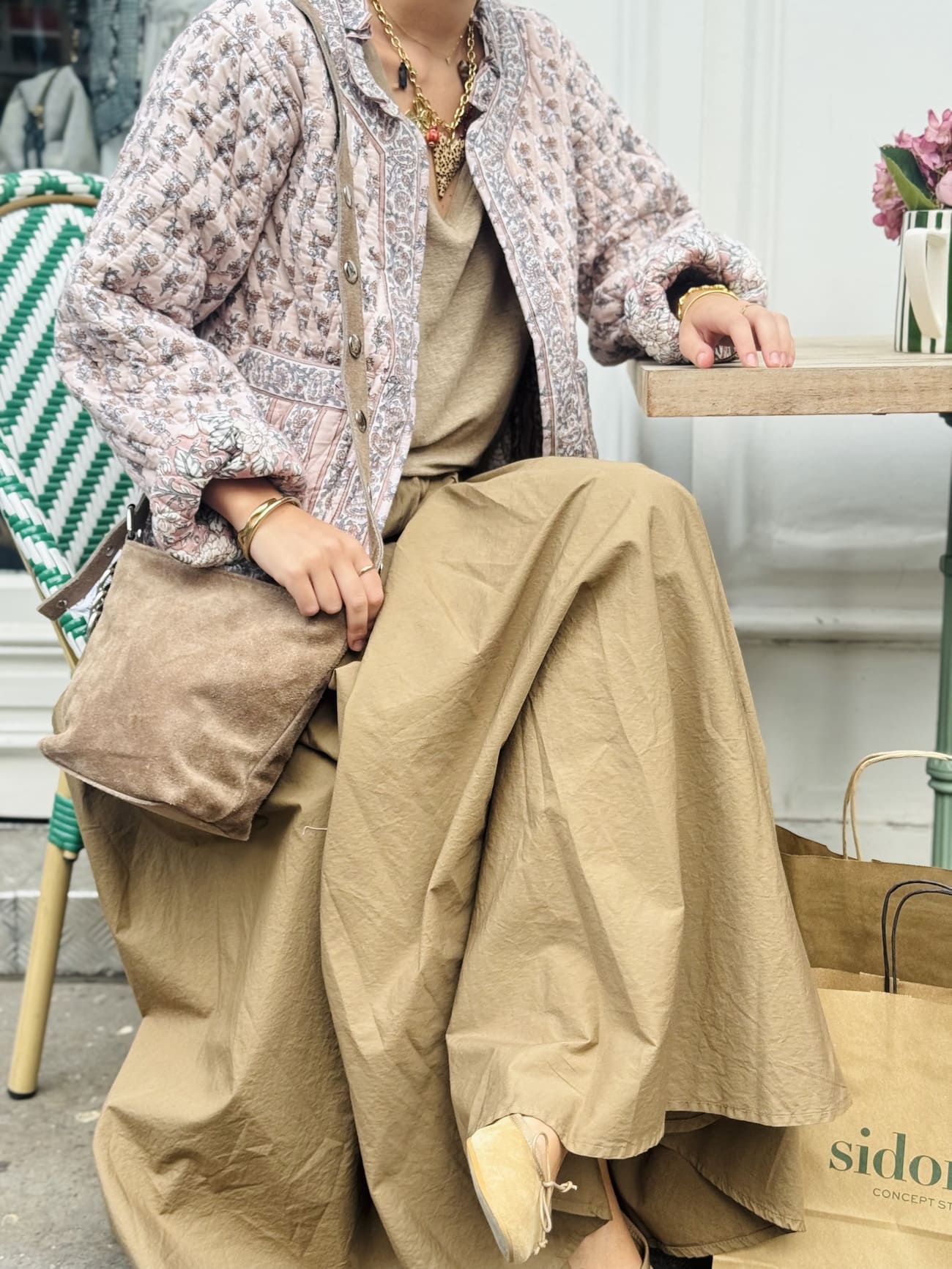 Femme assise portant la jupe corolle taupe