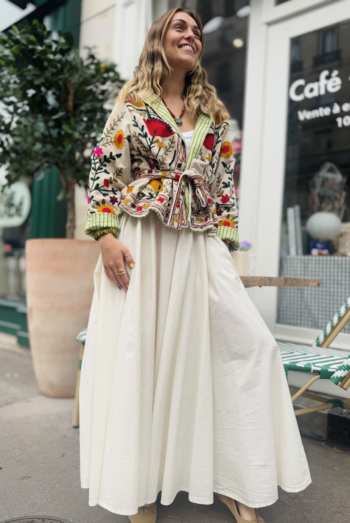 Femme portant la jupe corolle écru de face