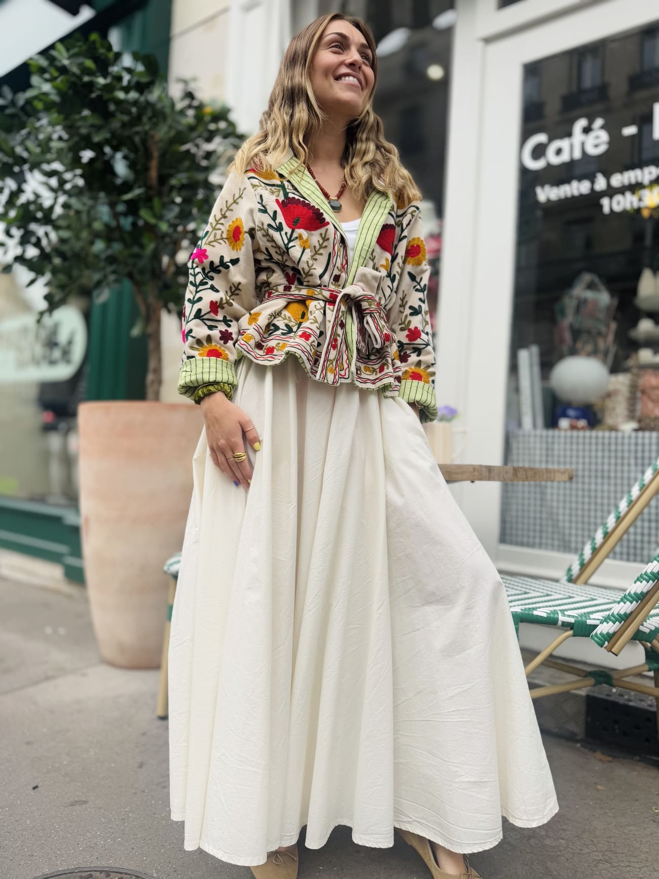 Femme portant la jupe corolle écru de face