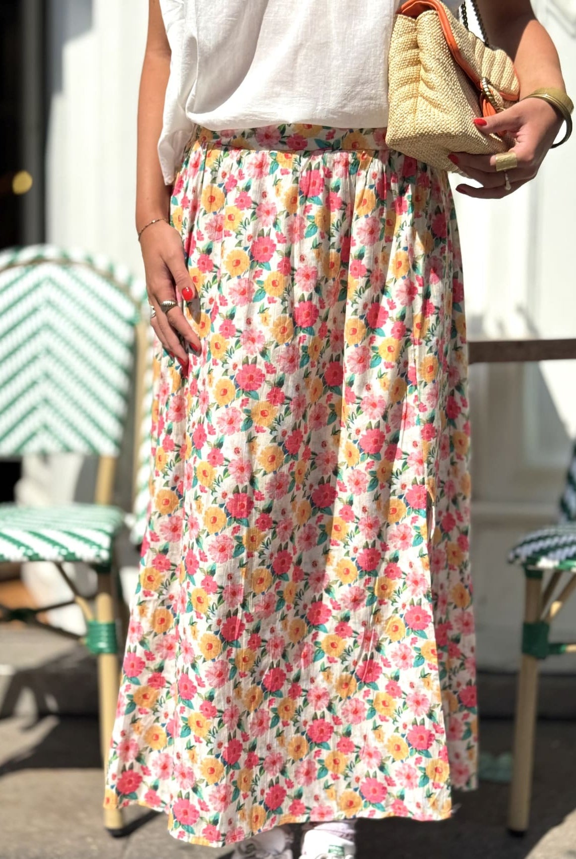 Jupe à imprimé floral vue de face, coupe fluide et taille élastique