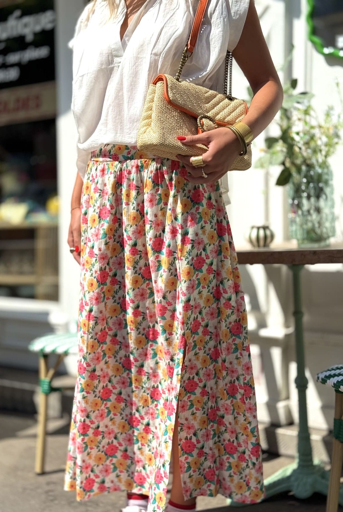 Jupe fleurie vue de profil, tombé léger et silhouette féminine