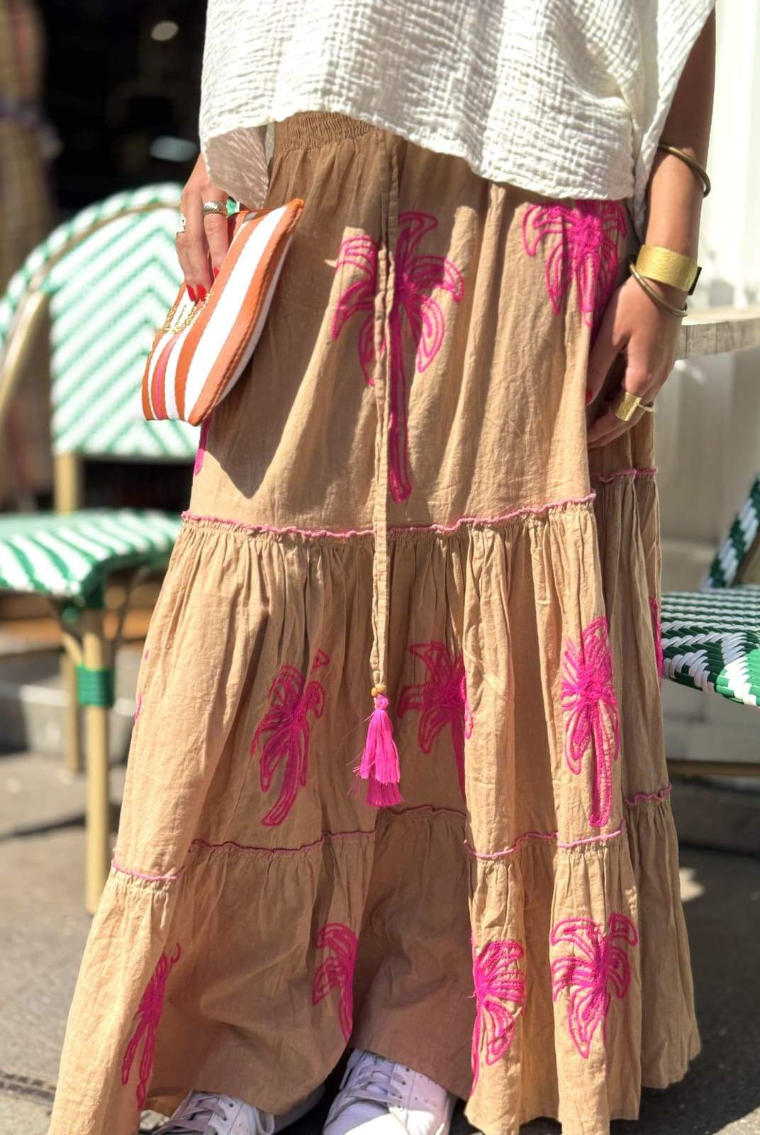 gros plan sur la jupe longue camel et fuchsia