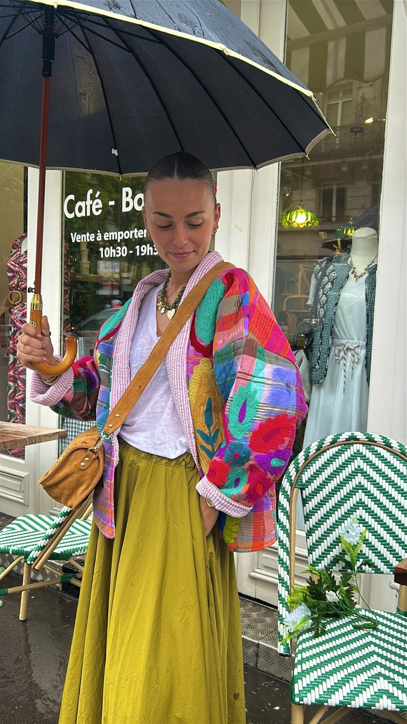 Jupe longue fluide vert olive portée