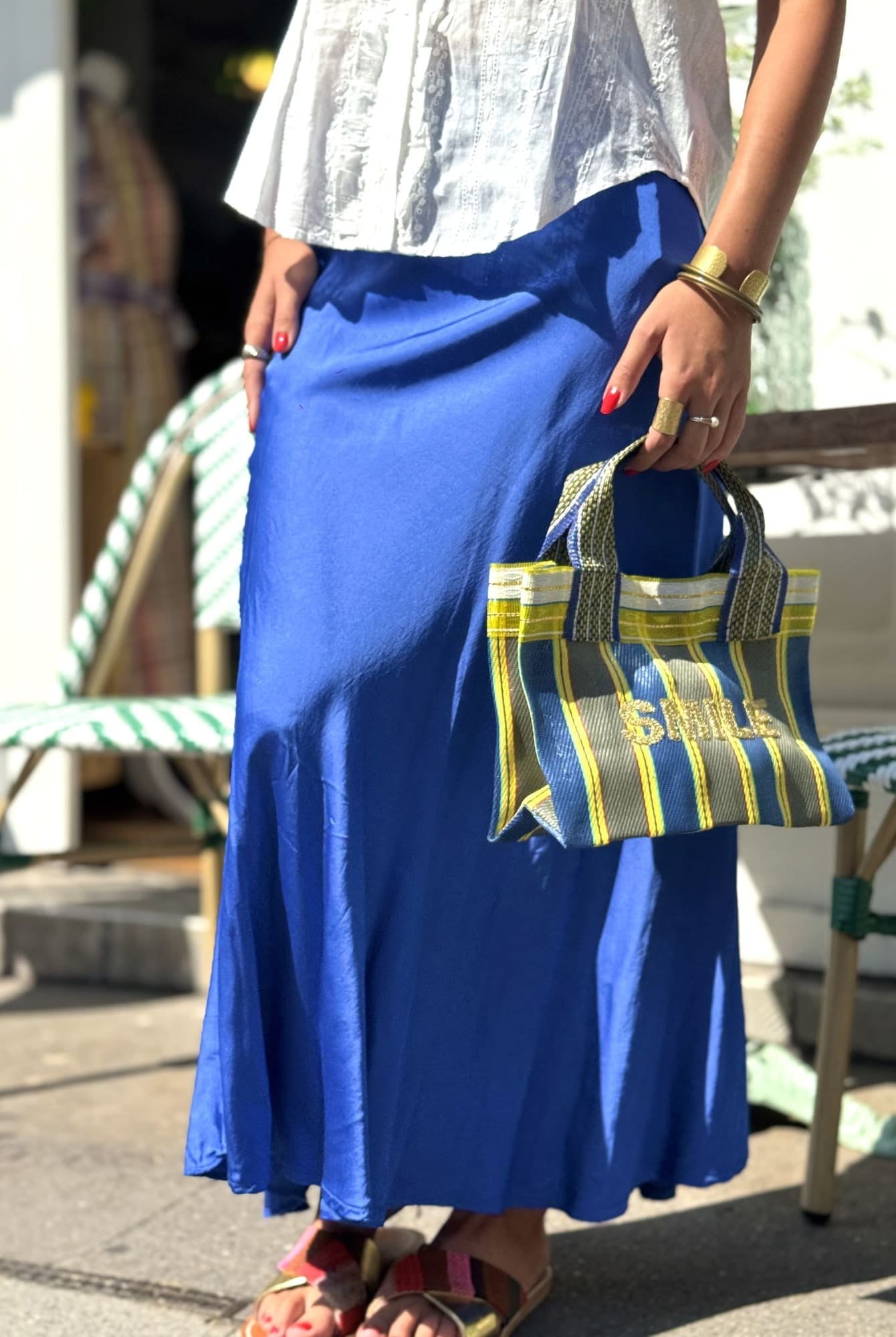 Jupe satin fluide bleu roi – vue de profil