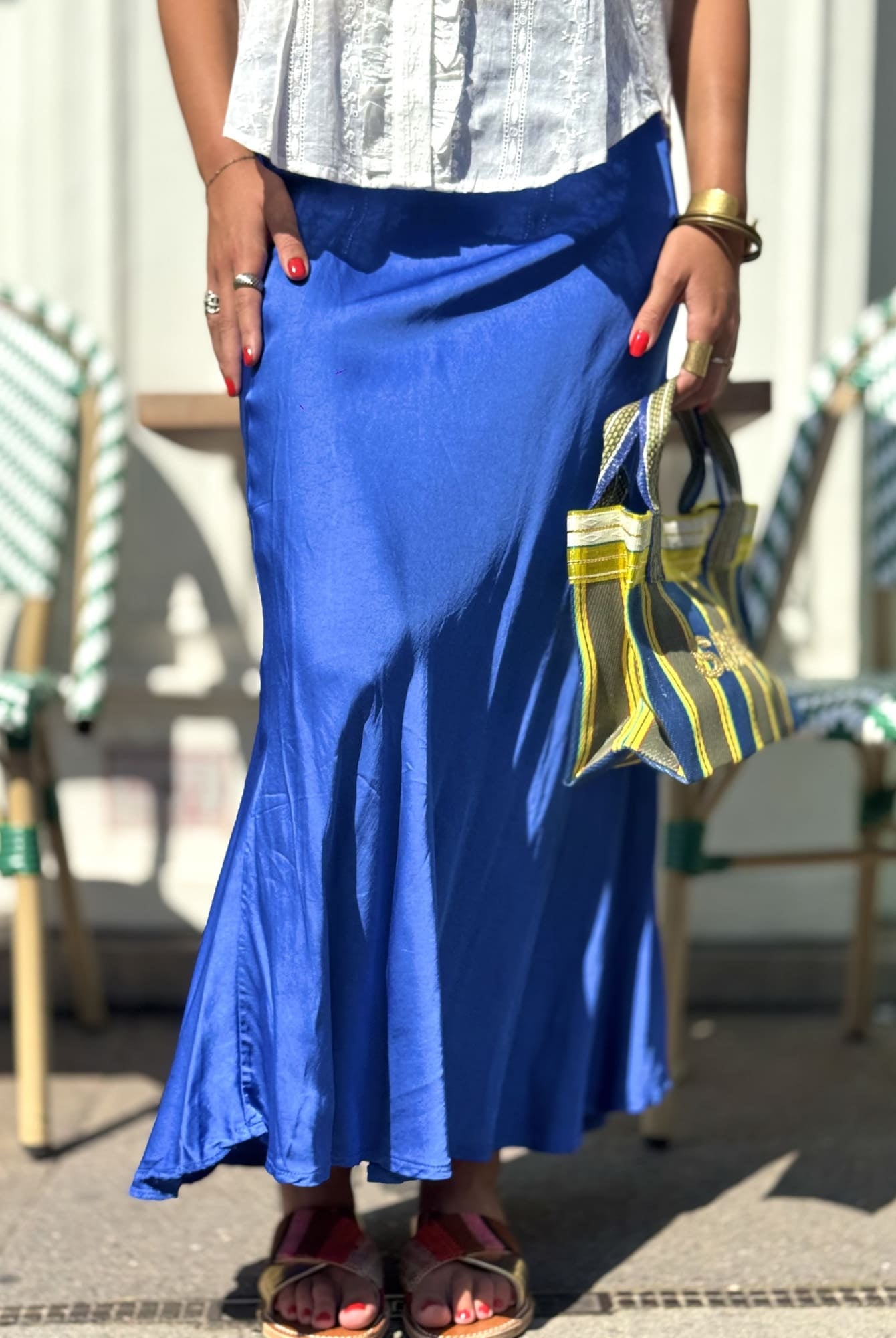 Jupe en satin fluide bleu roi – vue de face