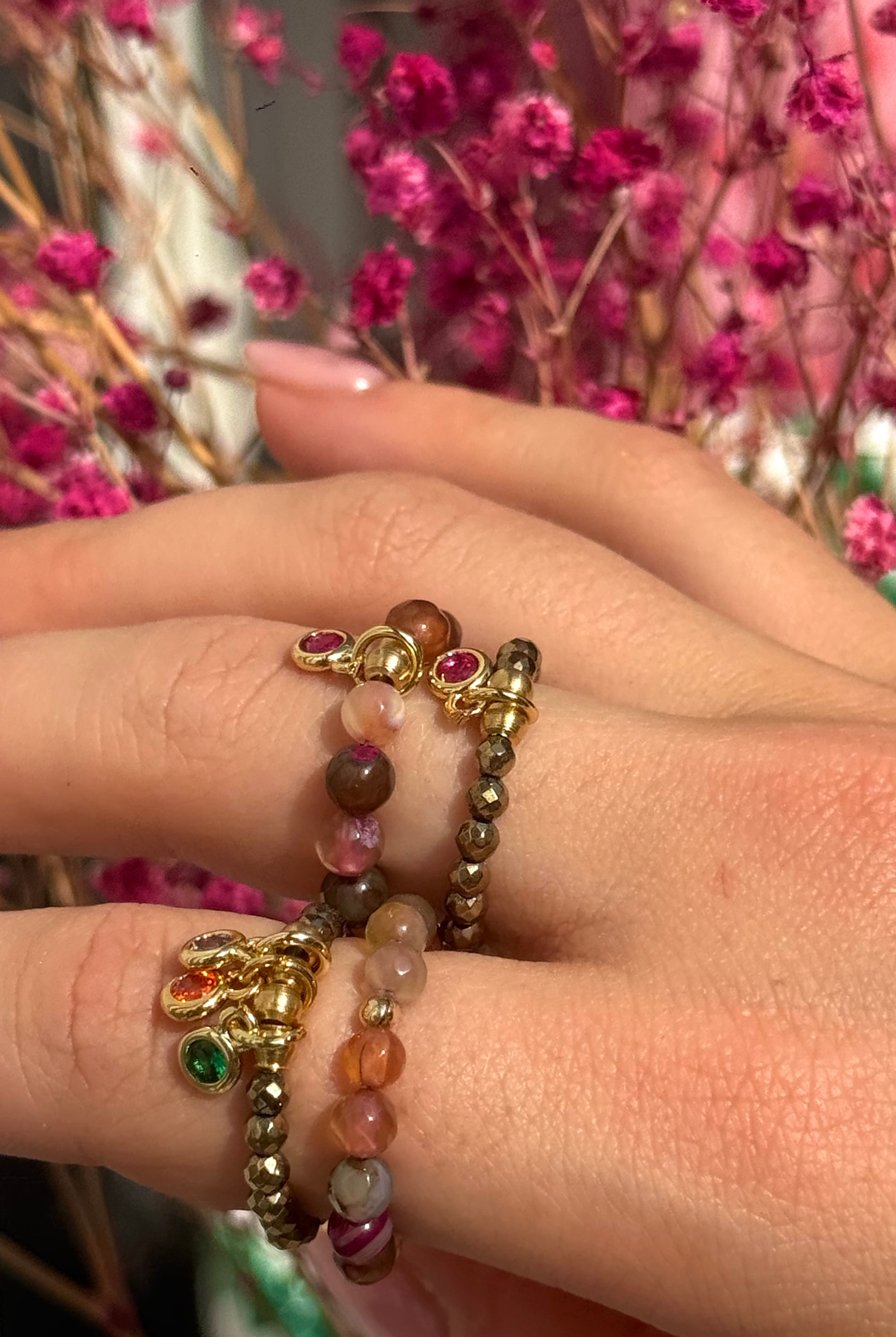 Bague Céleste 4 Kharmari portée sur une main féminine