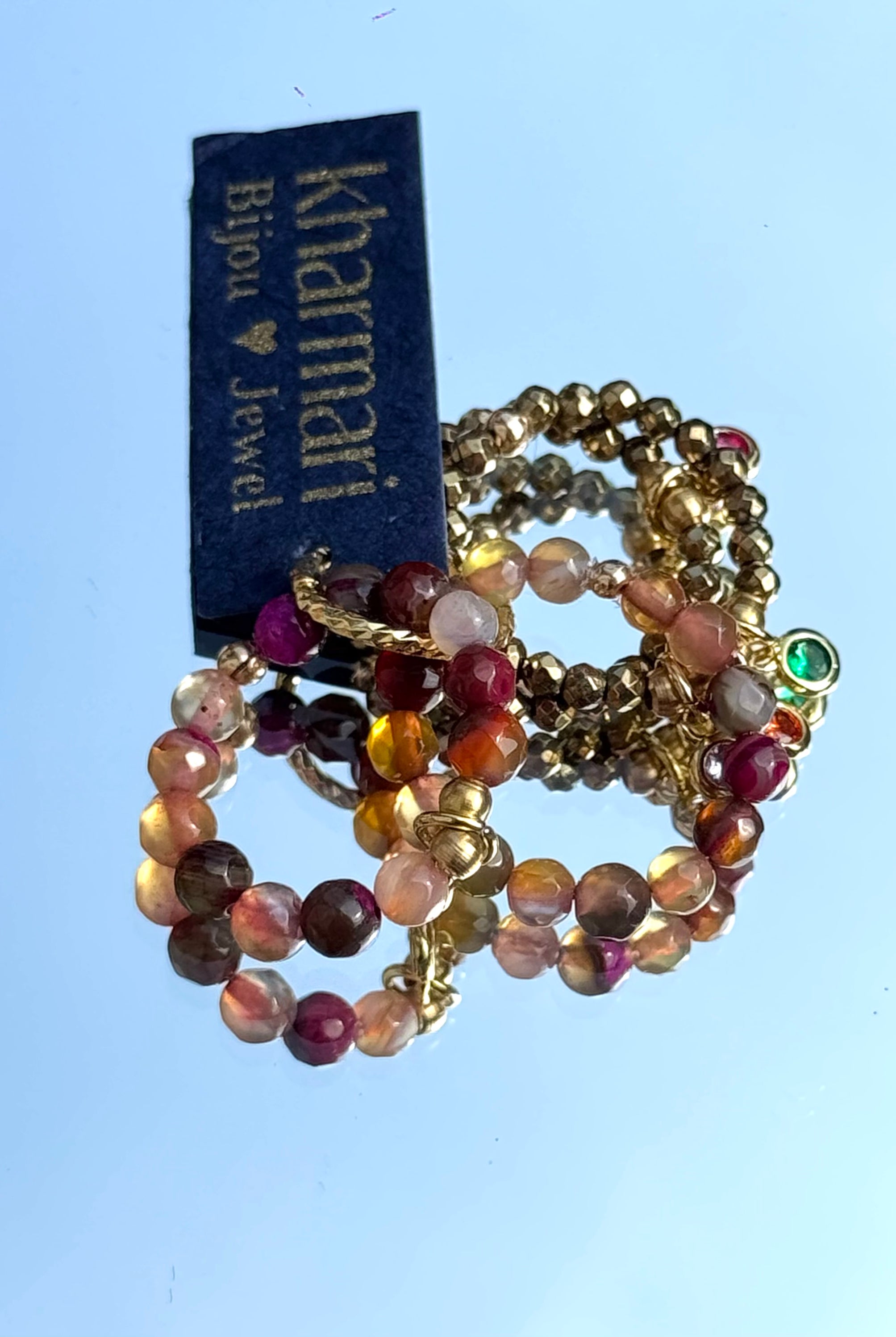 Zoom sur les perles rouges et roses de la bague Céleste 4 Kharmari