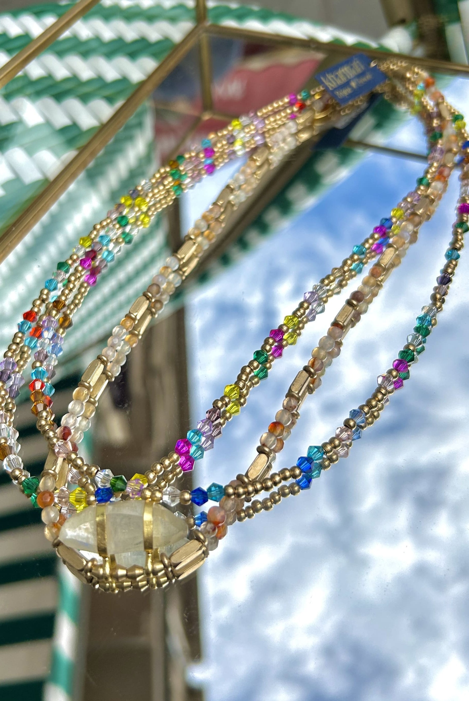 Zoom sur les perles artisanales et le fermoir doré du collier Kimati Sienne