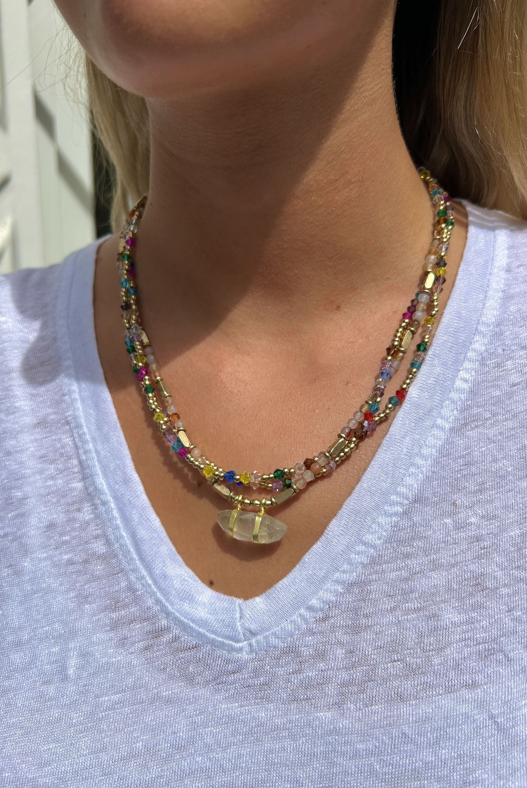 Femme portant le collier Kimati Sienne Kharmari sur un top blanc