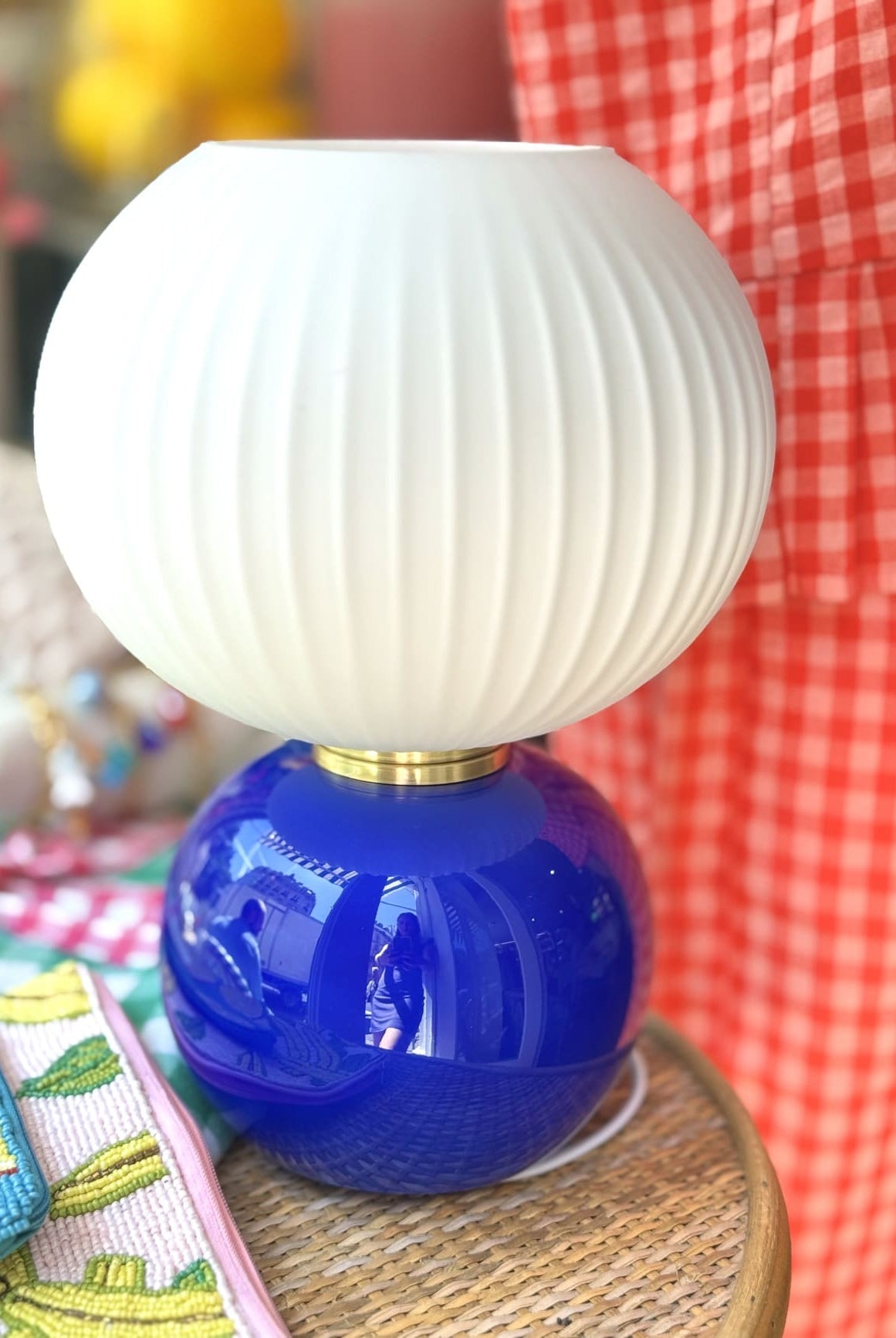 Lampe de bureau bleue en verre – design moderne Opjet