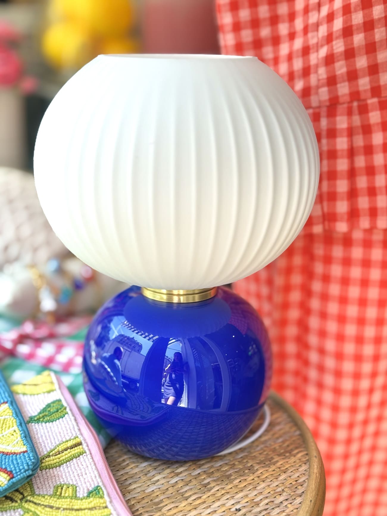 Lampe de bureau bleue en verre – design moderne Opjet