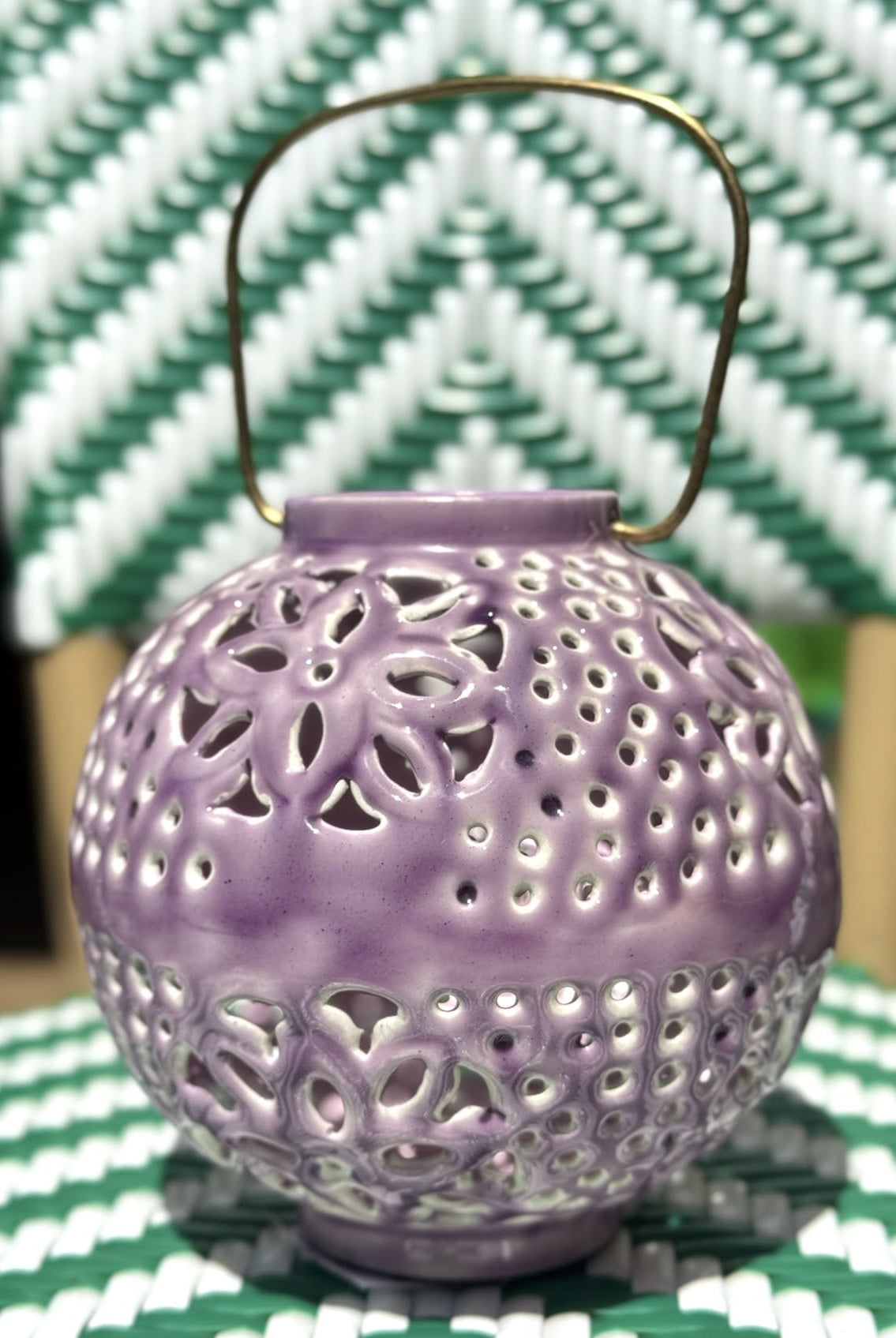 Gros plan sur les motifs ciselés de la lanterne Cordoba mauve