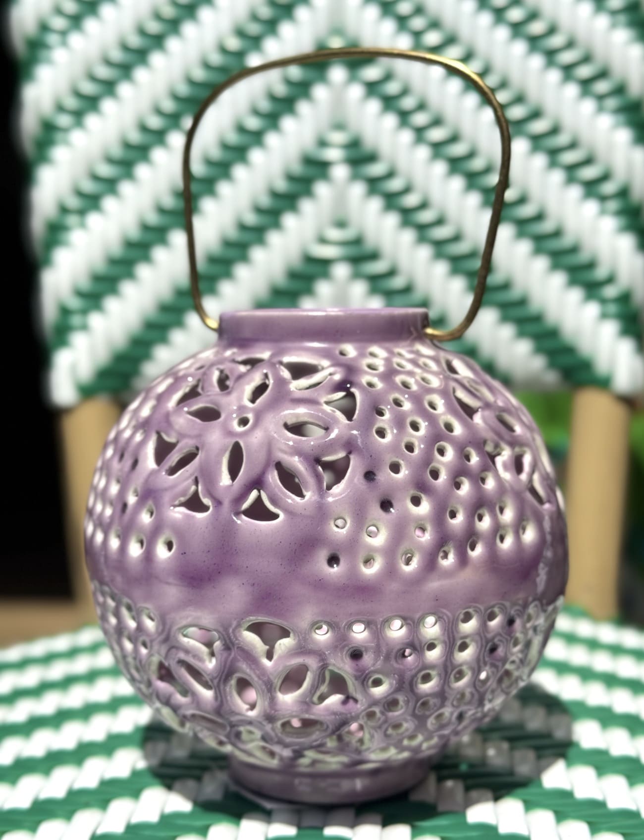 Gros plan sur les motifs ciselés de la lanterne Cordoba mauve