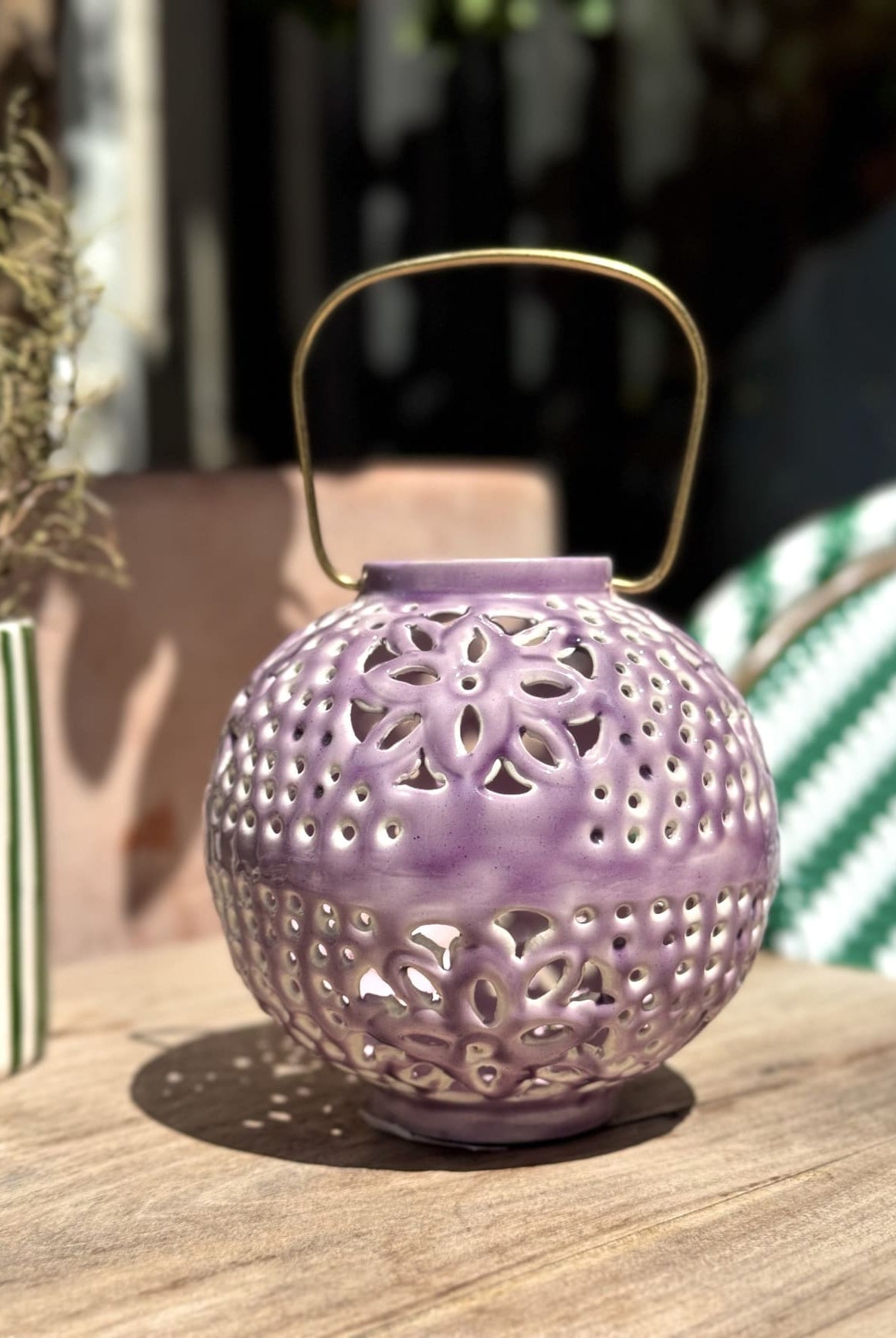 Lanterne Cordoba mauve posée sur une table en bois – vue de face