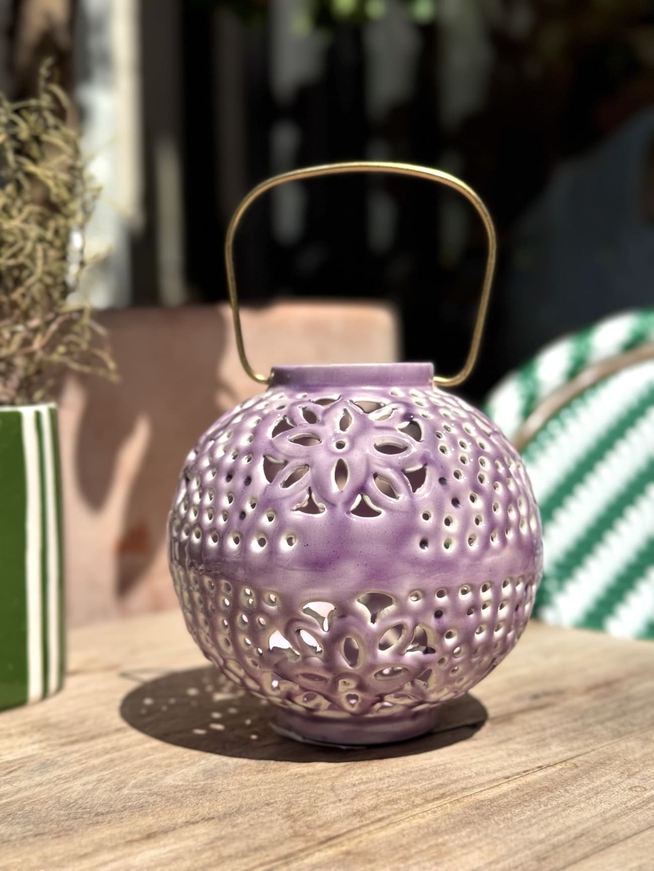 Lanterne Cordoba mauve posée sur une table en bois – vue de face