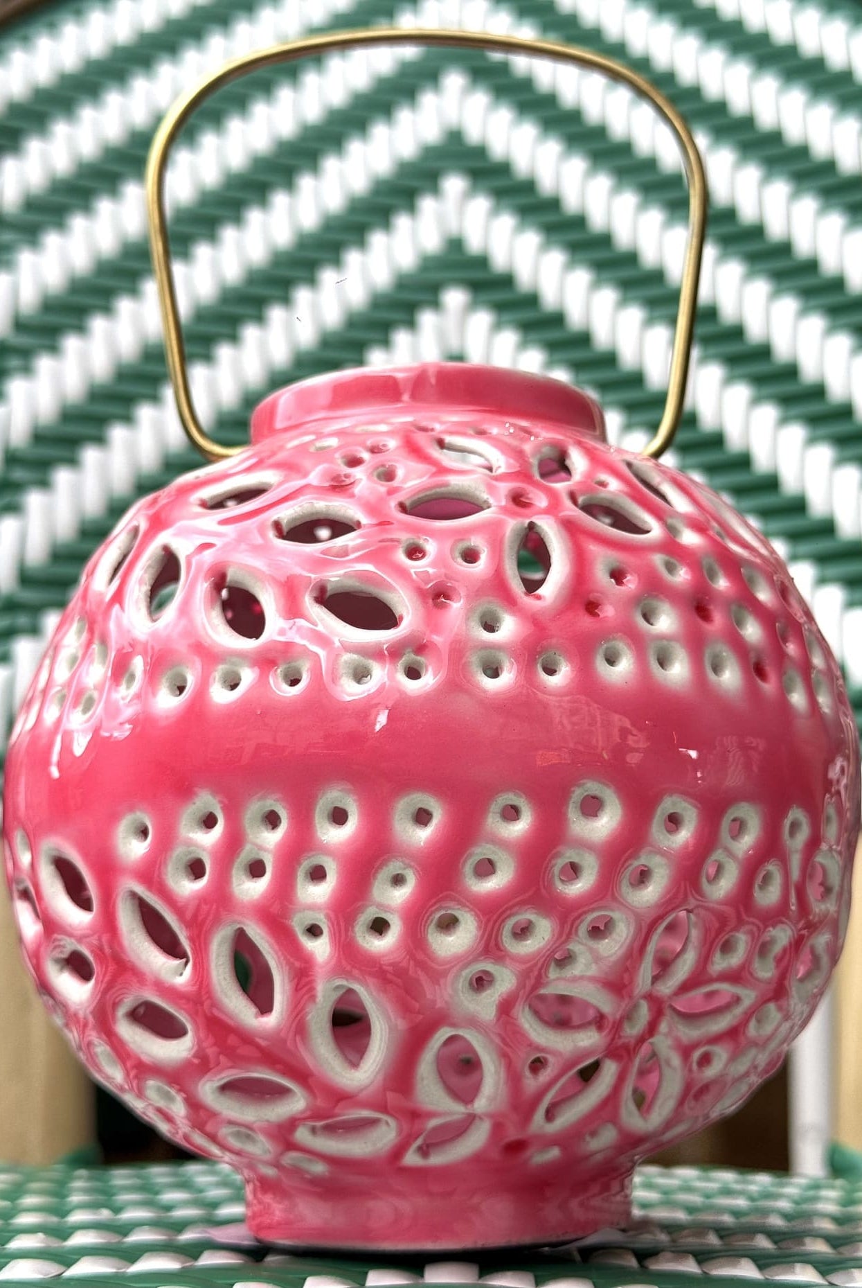 Gros plan sur les motifs ciselés de la lanterne Cordoba rose