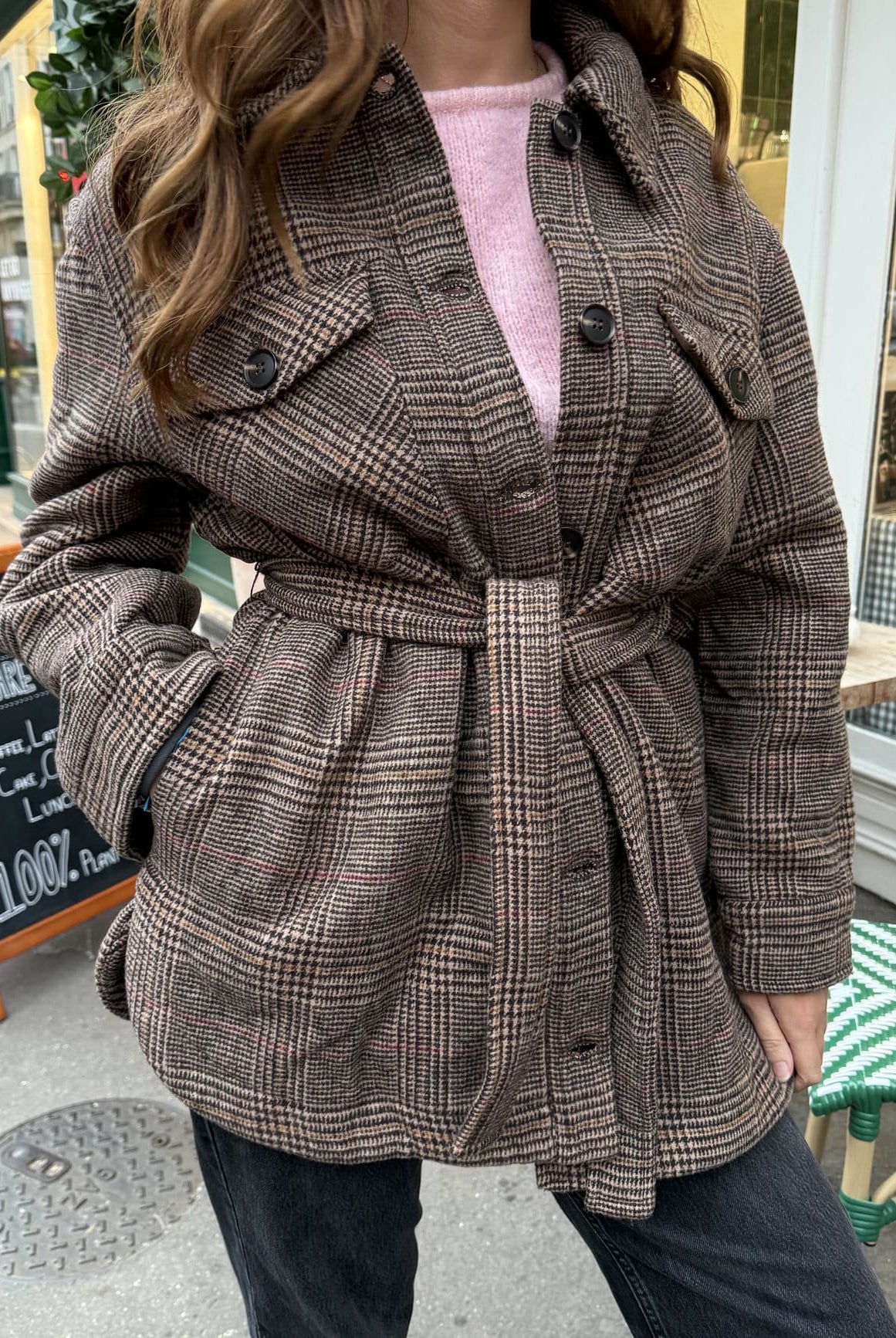 Femme portant un manteau Prince de Galle