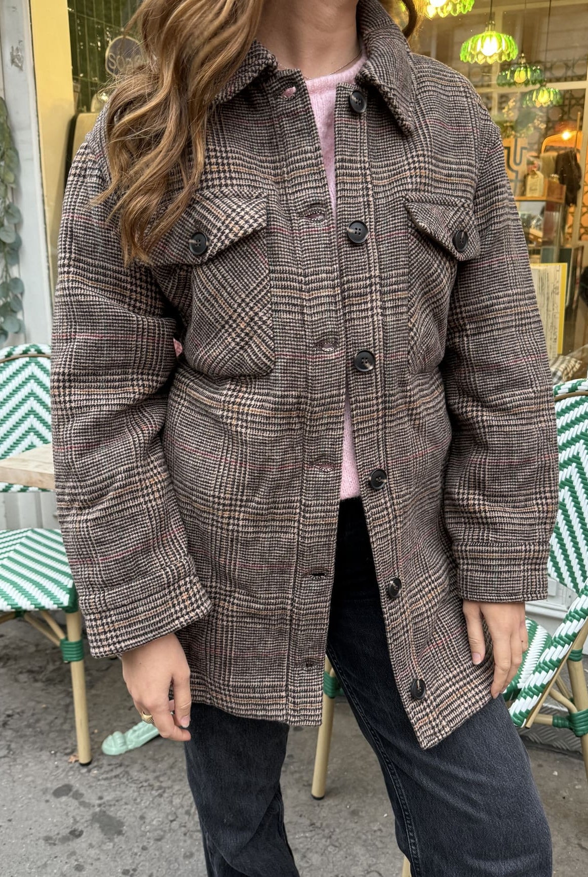 Femme portant le manteau prince de alles ouvert