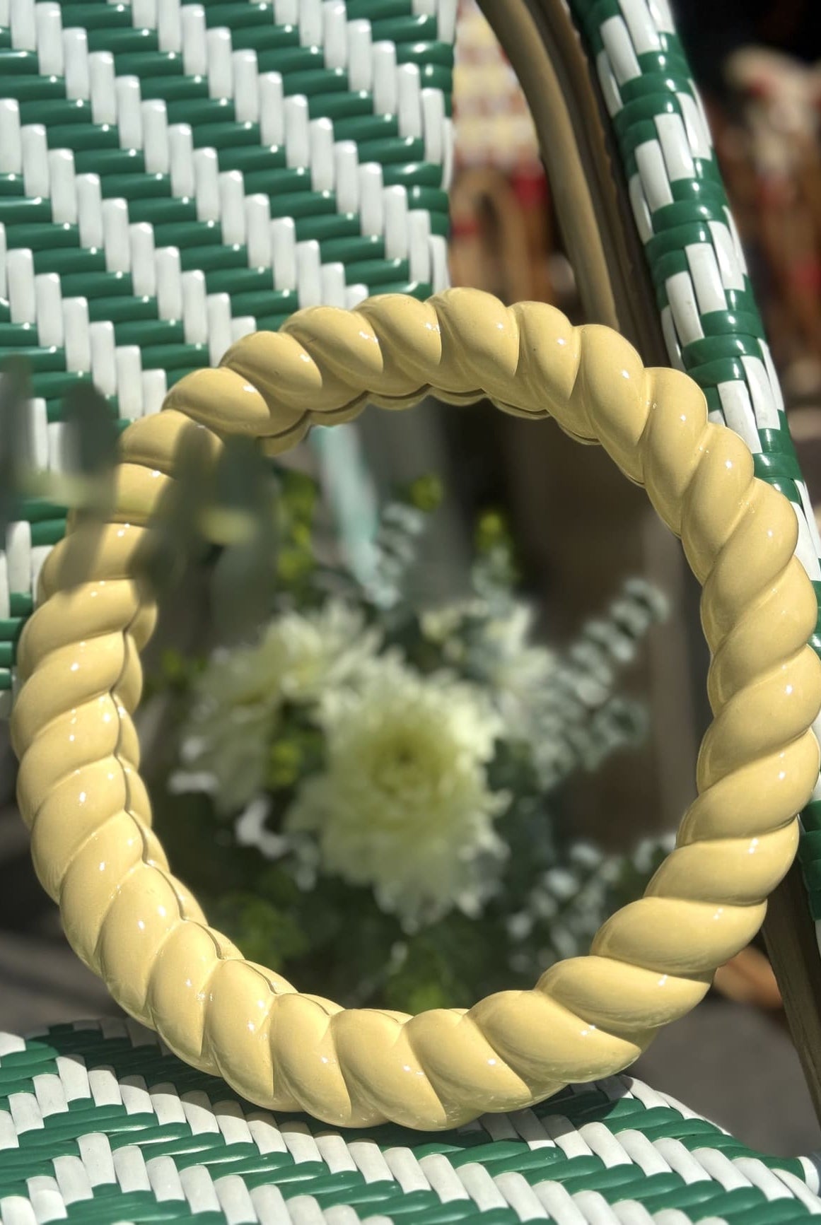 Miroir mural rond avec bordure tressée jaune pastel – vue de face