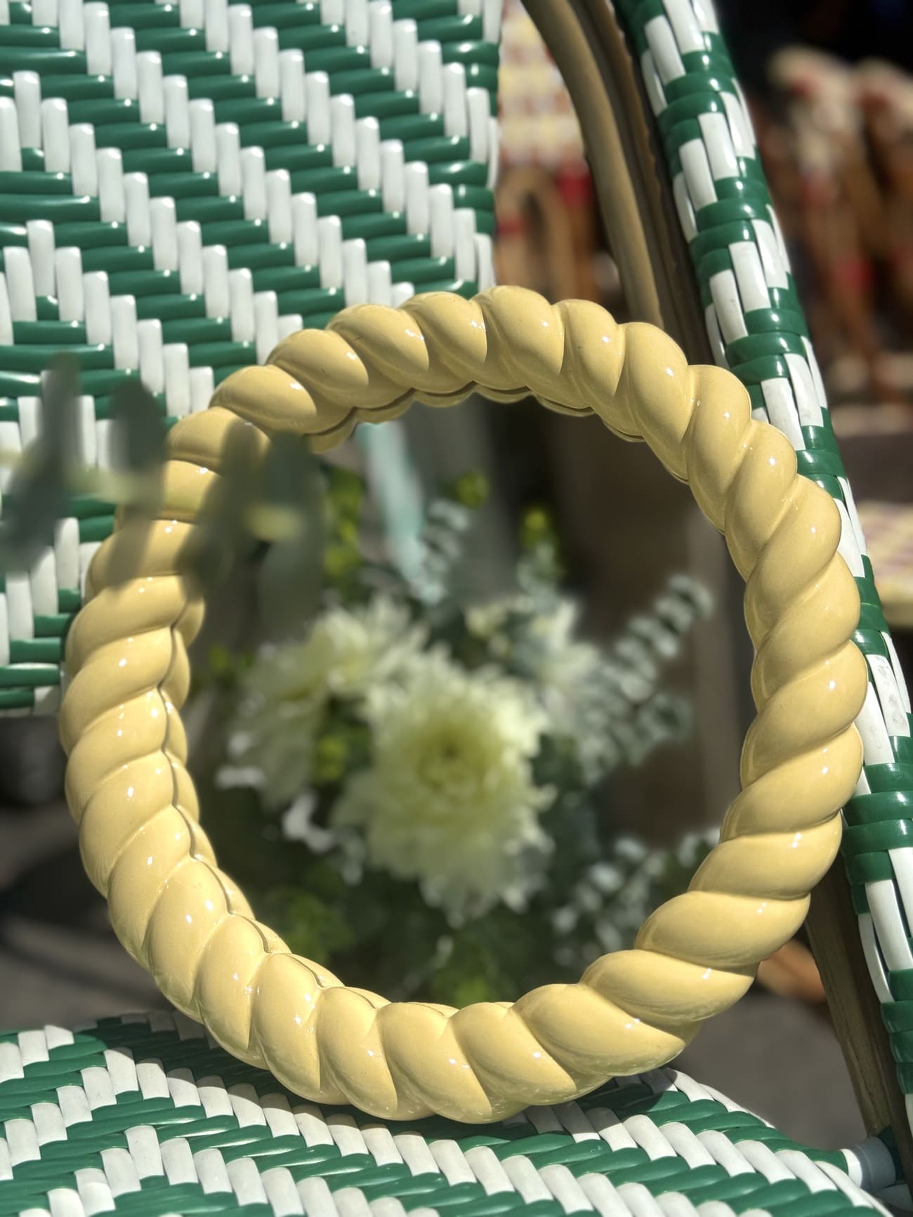 Miroir mural rond avec bordure tressée jaune pastel – vue de face