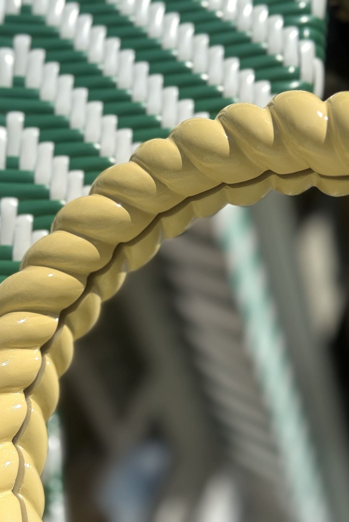 Détail de la bordure tressée du miroir rond jaune pastel