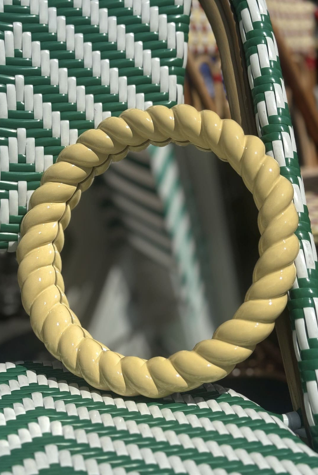 Miroir mural rond avec bordure tressée jaune pastel – vue d'ensemble