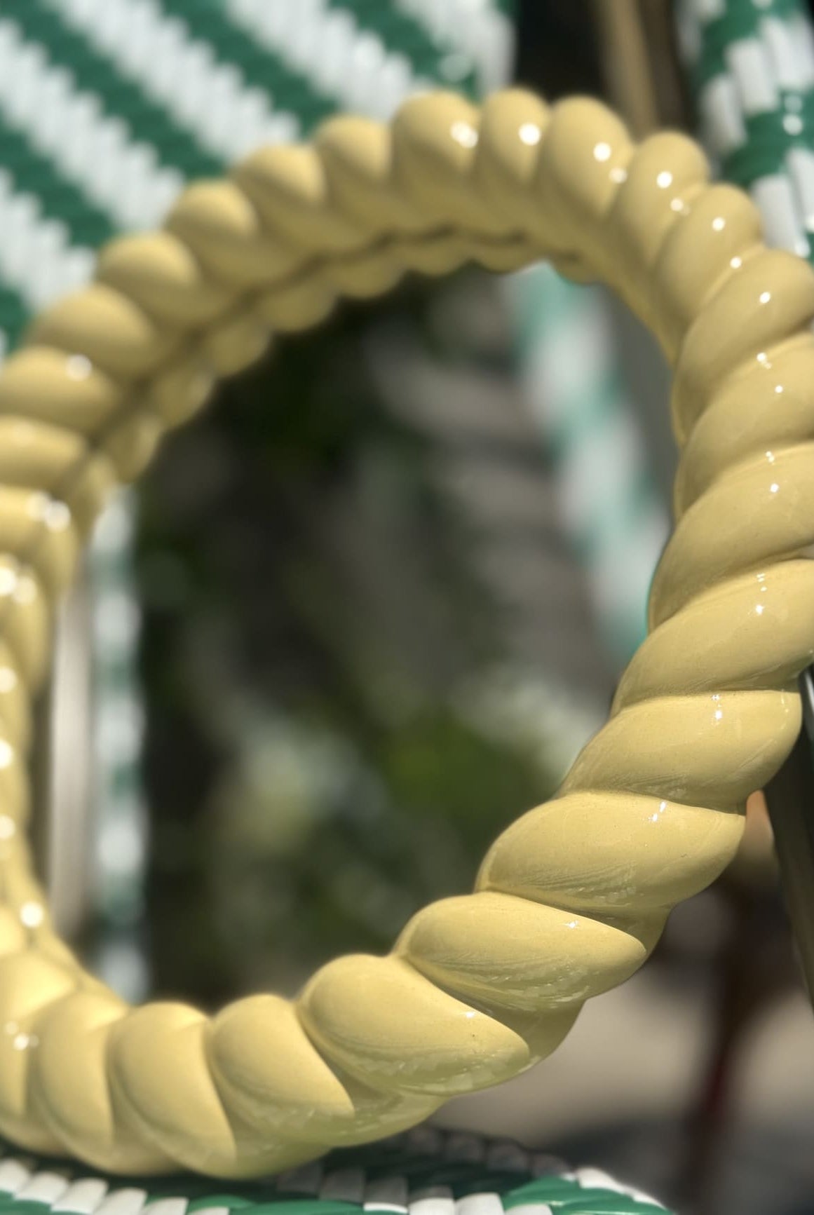 Miroir mural rond jaune pastel installé de coté