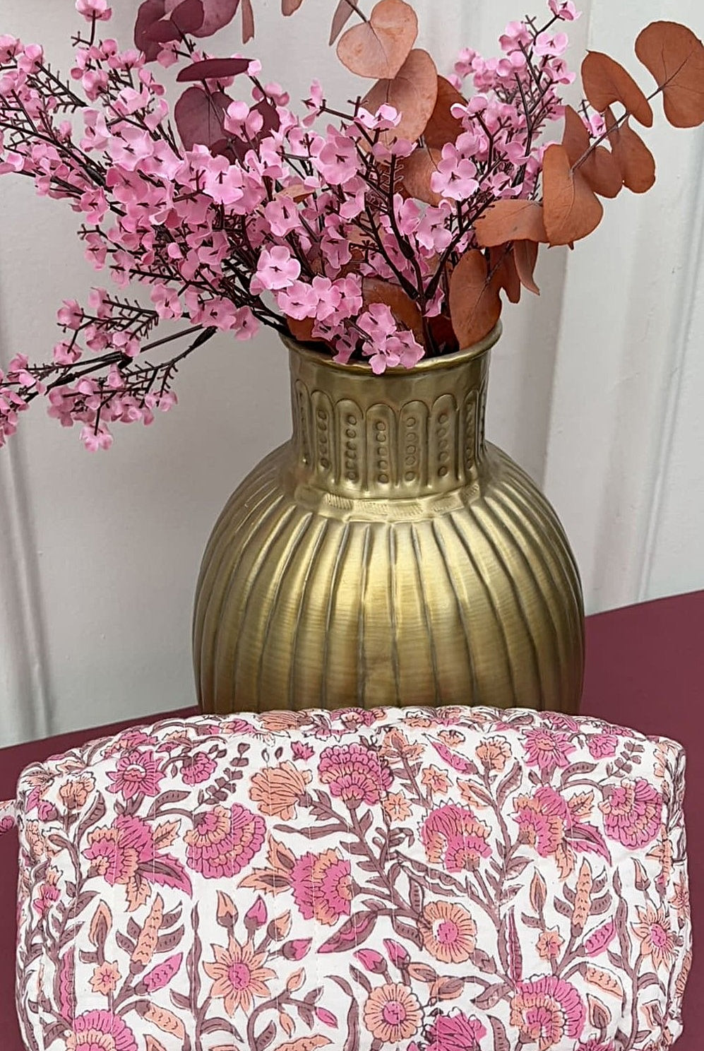 Détail du motif de la trousse en coton matelasse rose clair