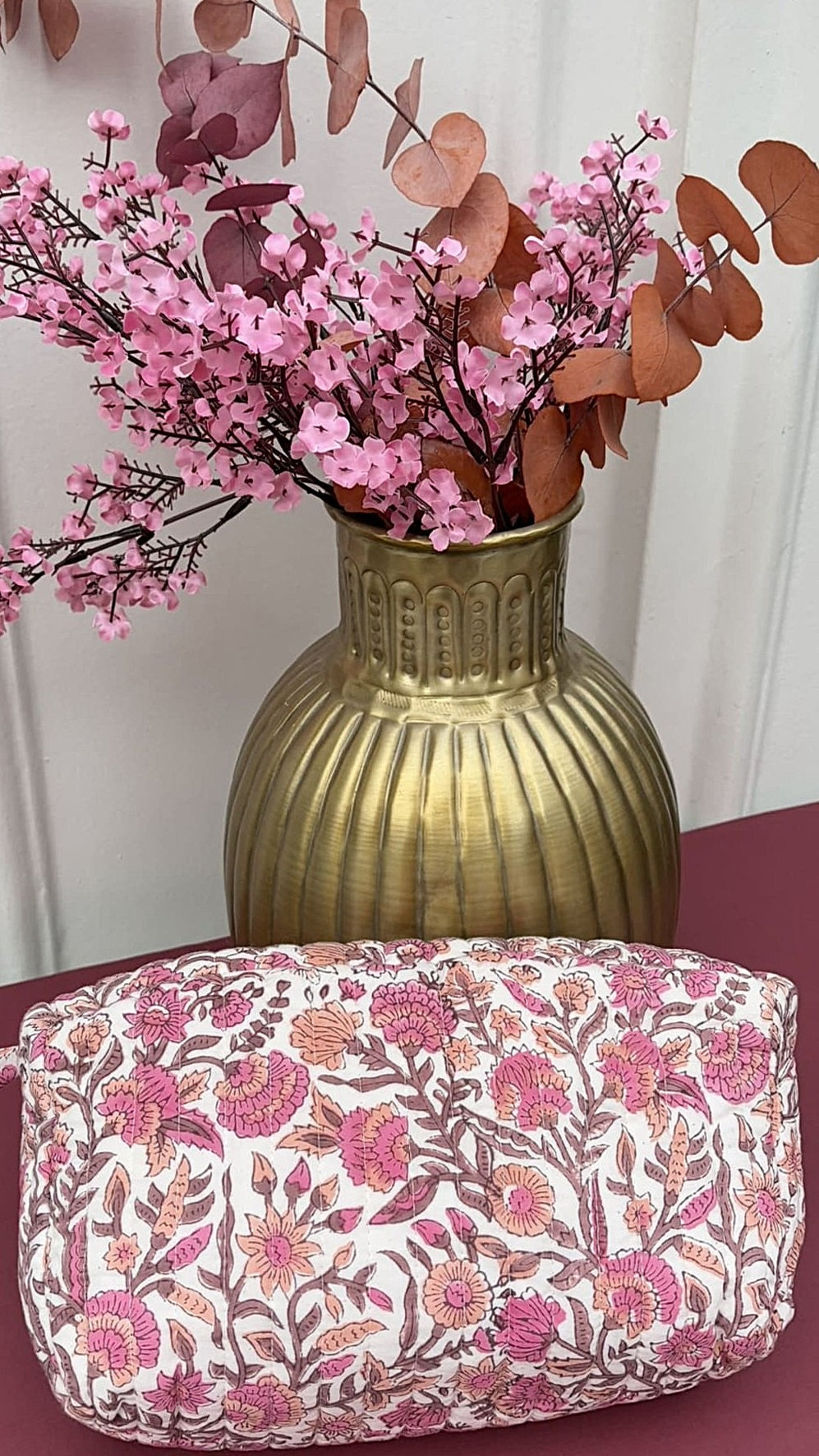 Détail du motif de la trousse en coton matelasse rose clair