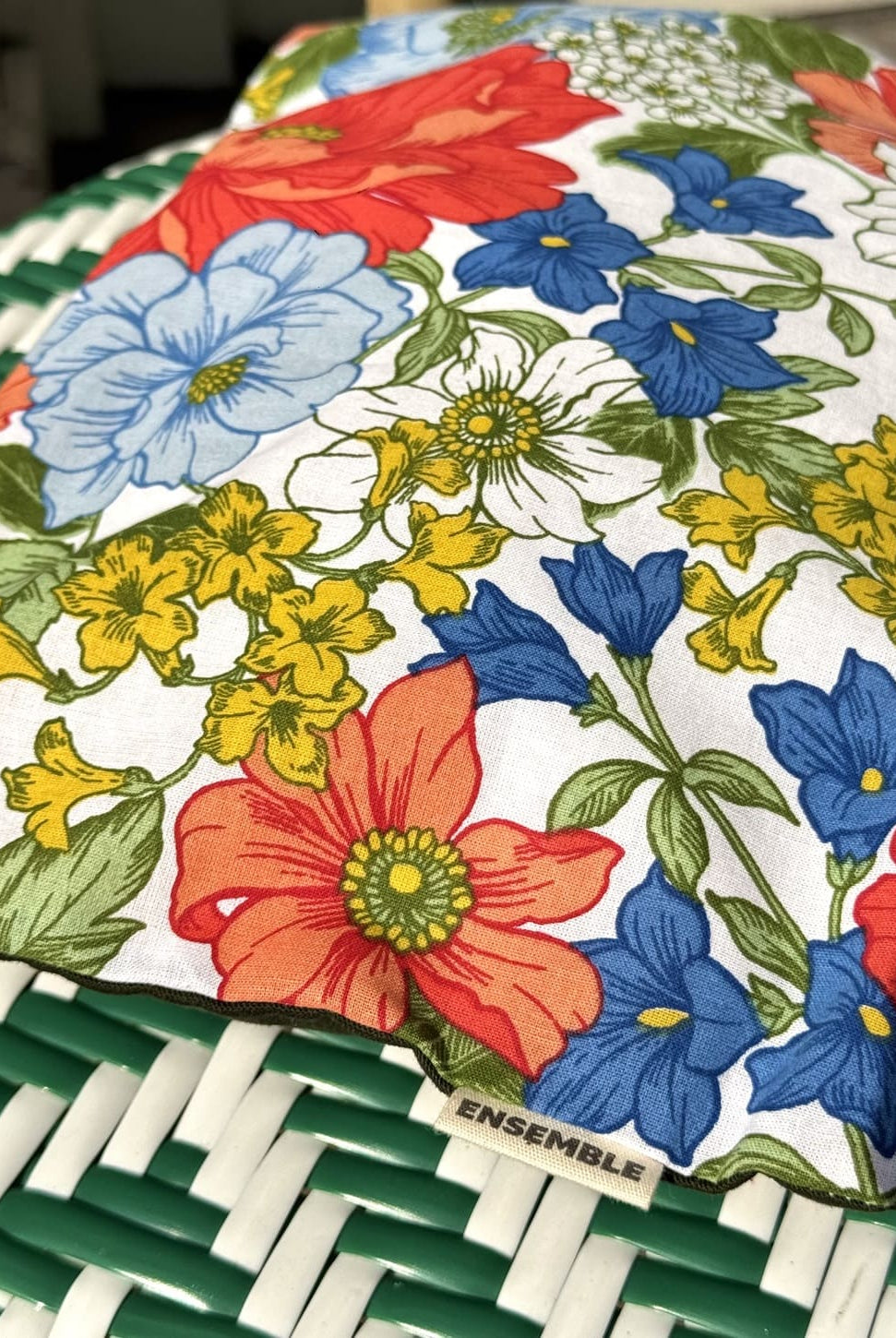 Gros plan sur l’imprimé floral de la pochette