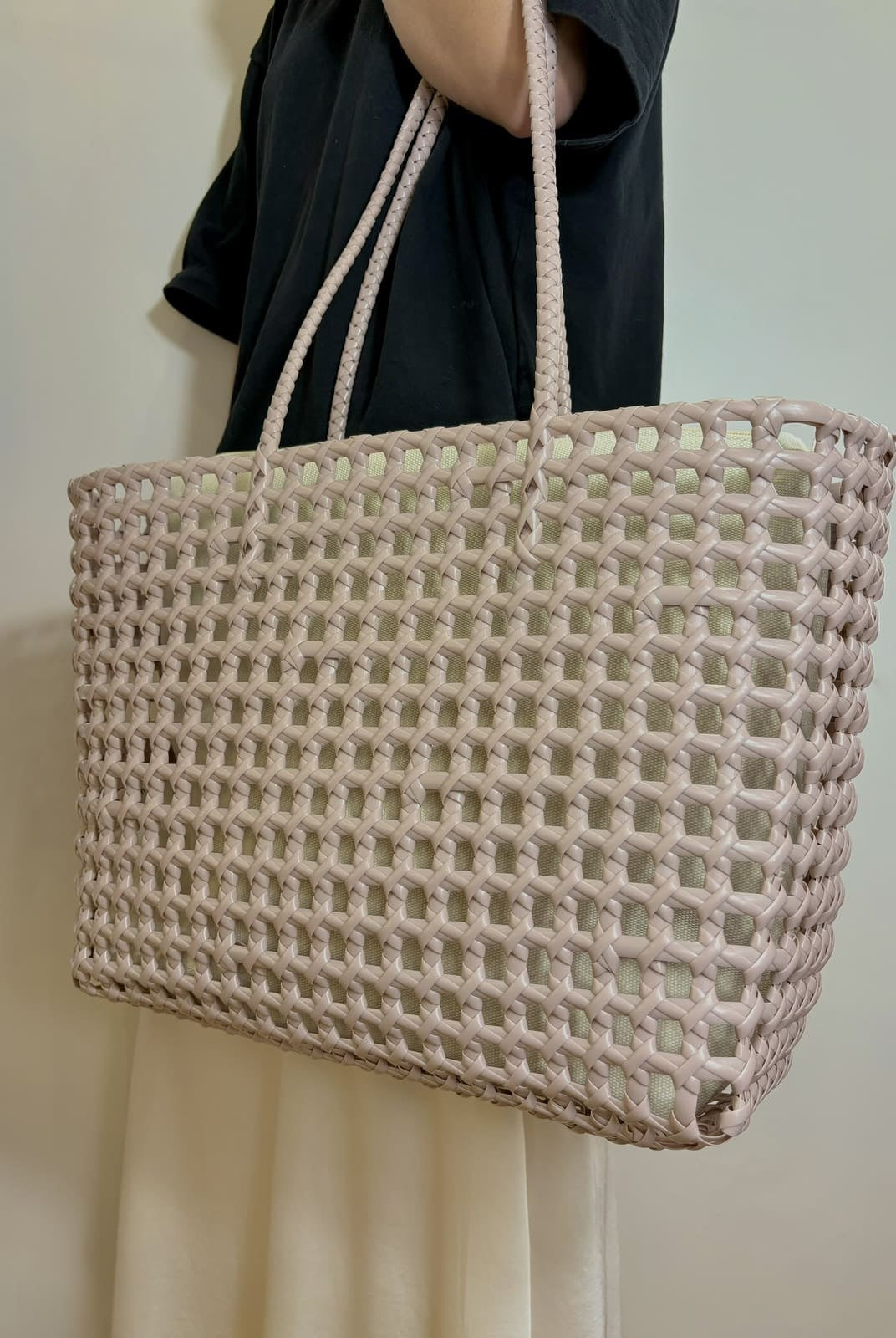 Panier MAZE rose Handed By – motif tressé ajouré, design léger et élégant