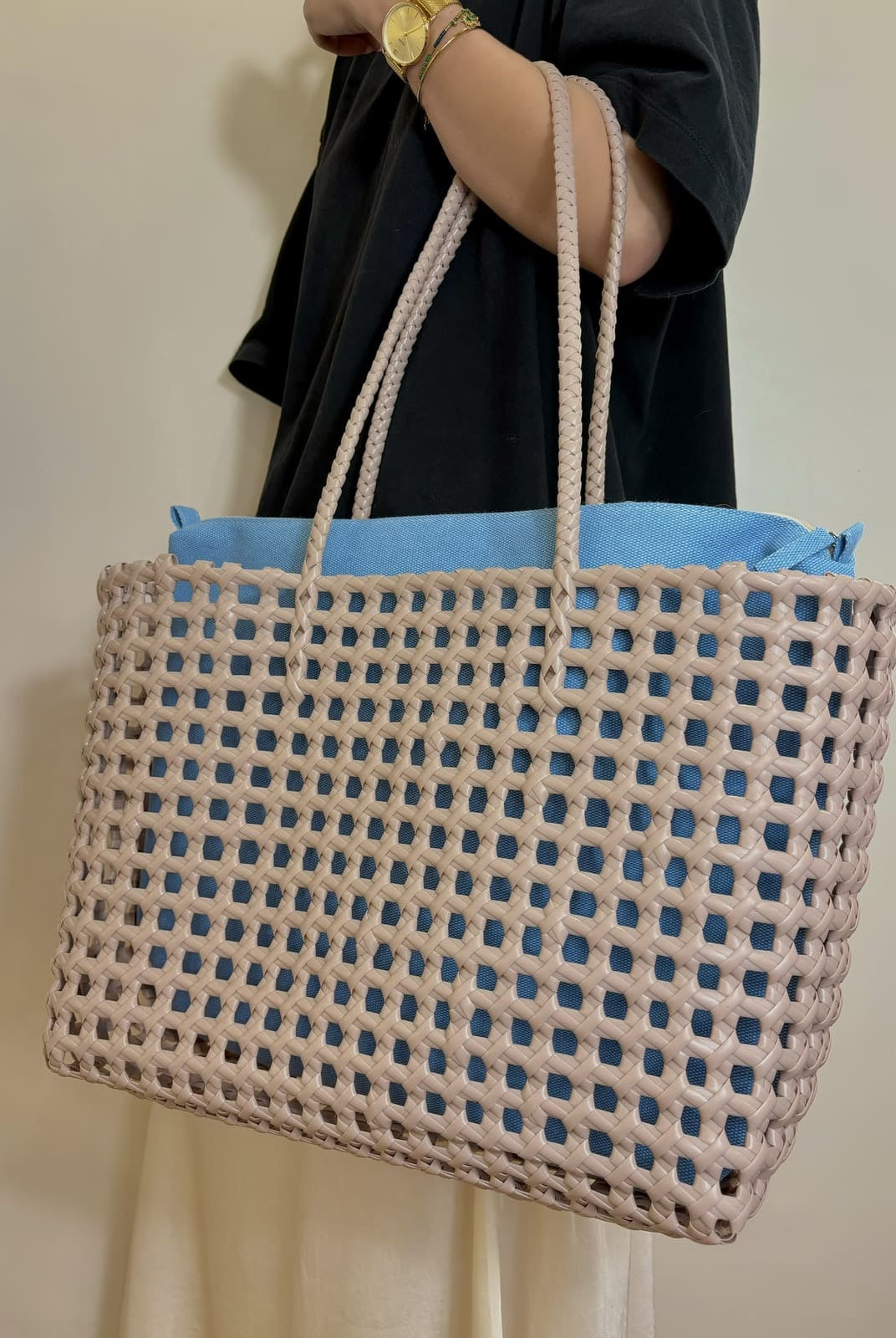 Panier MAZE rose Handed By – motif tressé ajouré, design léger et élégant