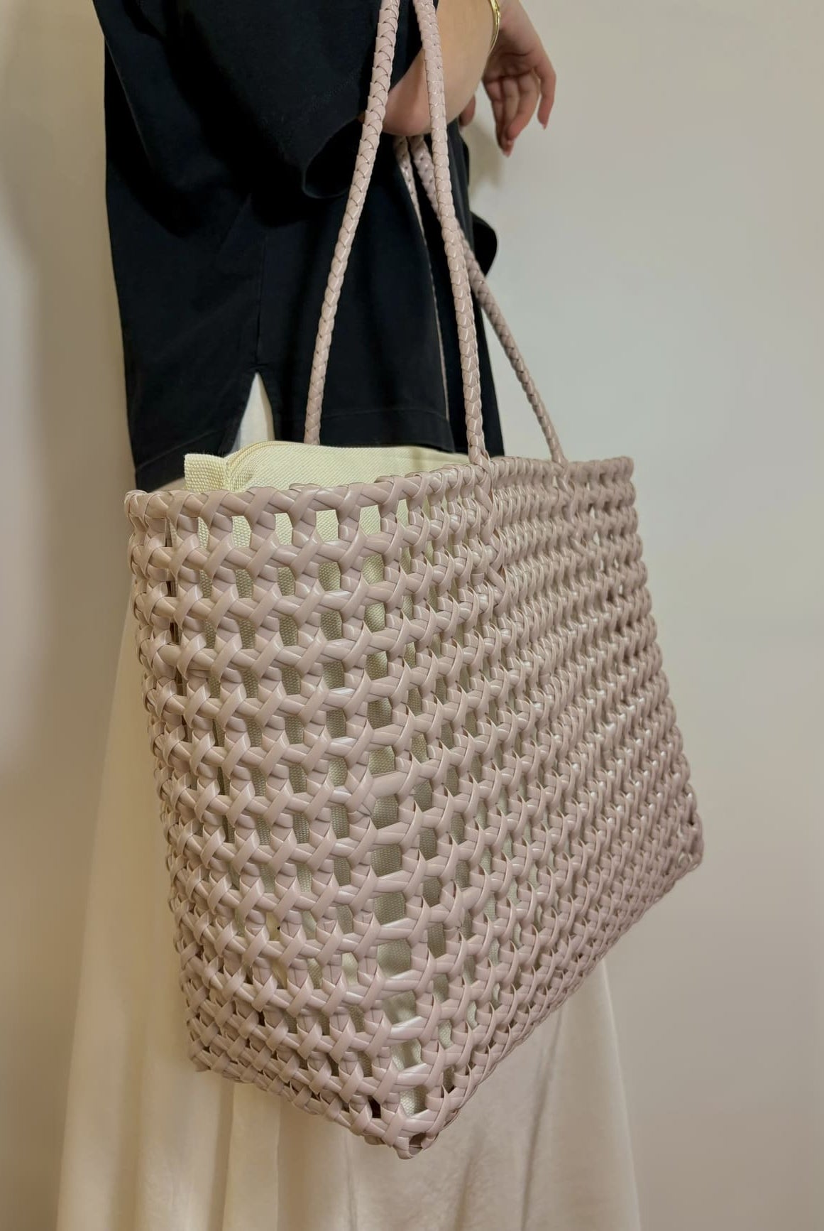 Panier MAZE rose Handed By – motif tressé ajouré, design léger et élégant