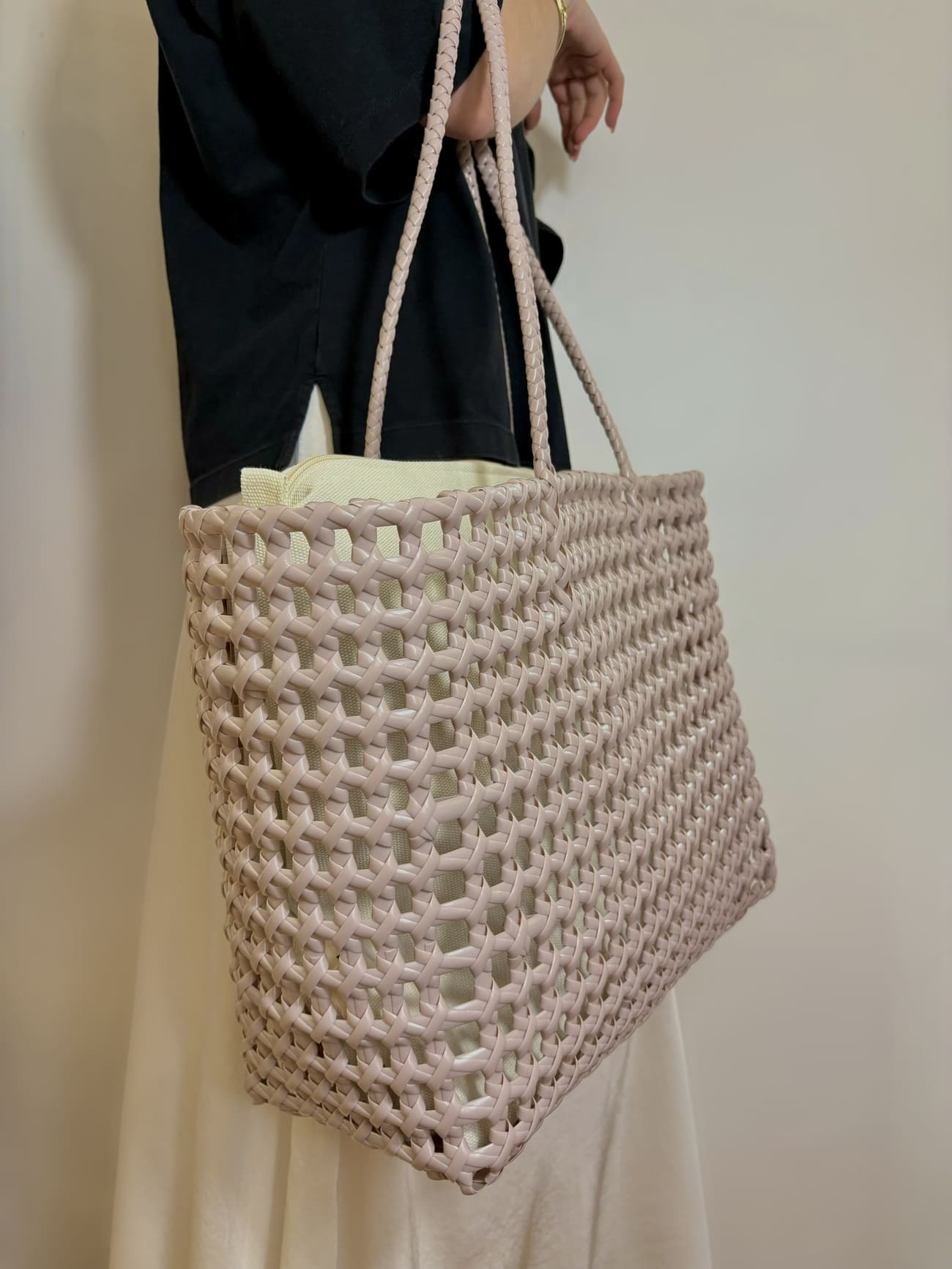 Panier MAZE rose Handed By – motif tressé ajouré, design léger et élégant