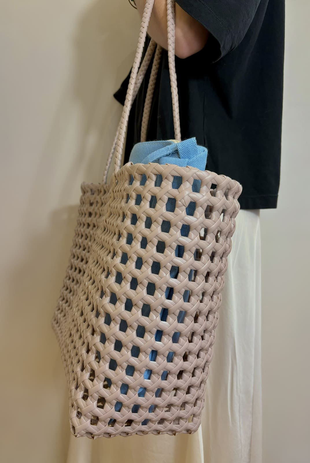 Panier MAZE rose Handed By – motif tressé ajouré, design léger et élégant