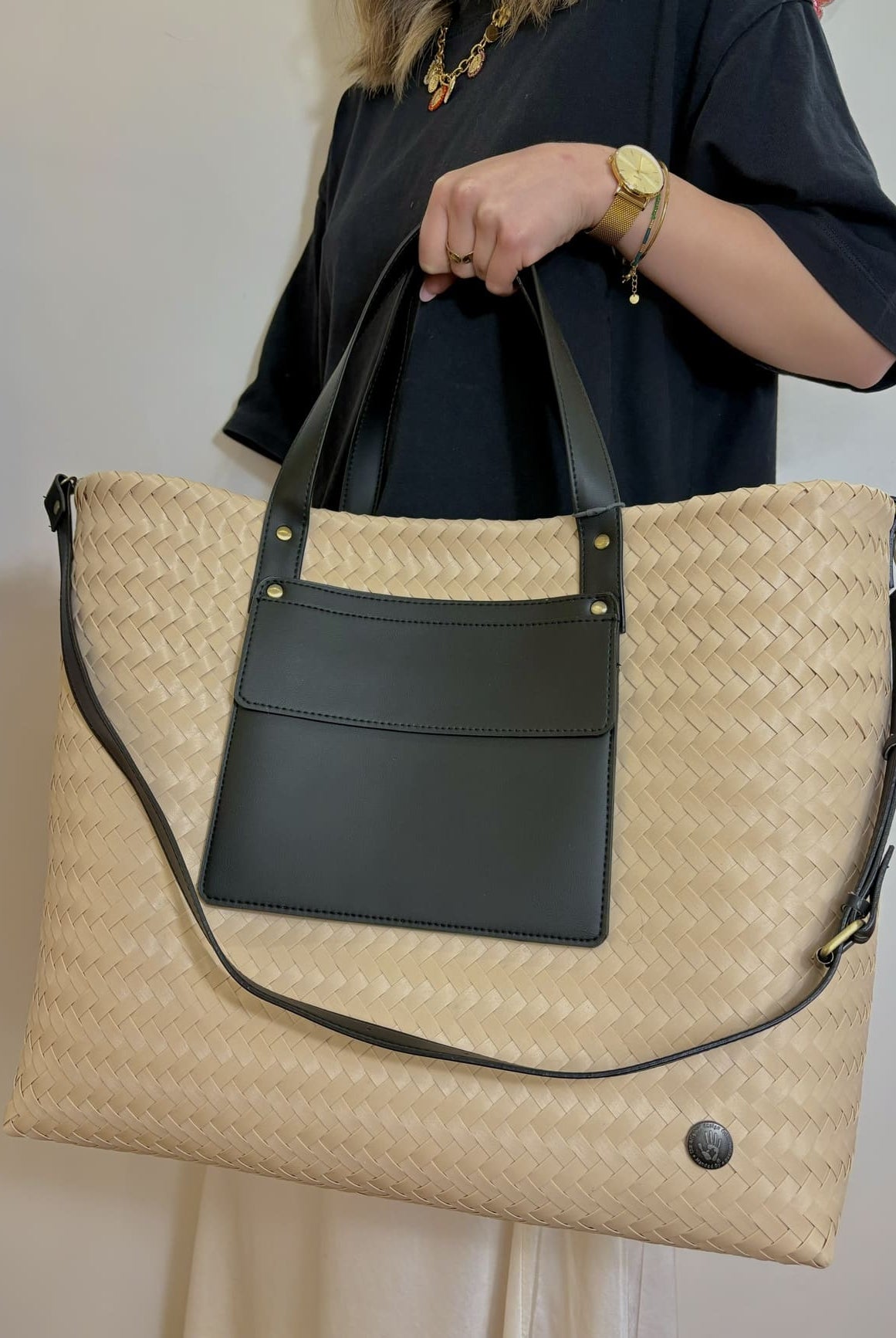 Panier XXL Percey Handed By coloris noir – vue de face avec pochette extérieure et sangles contrastantes