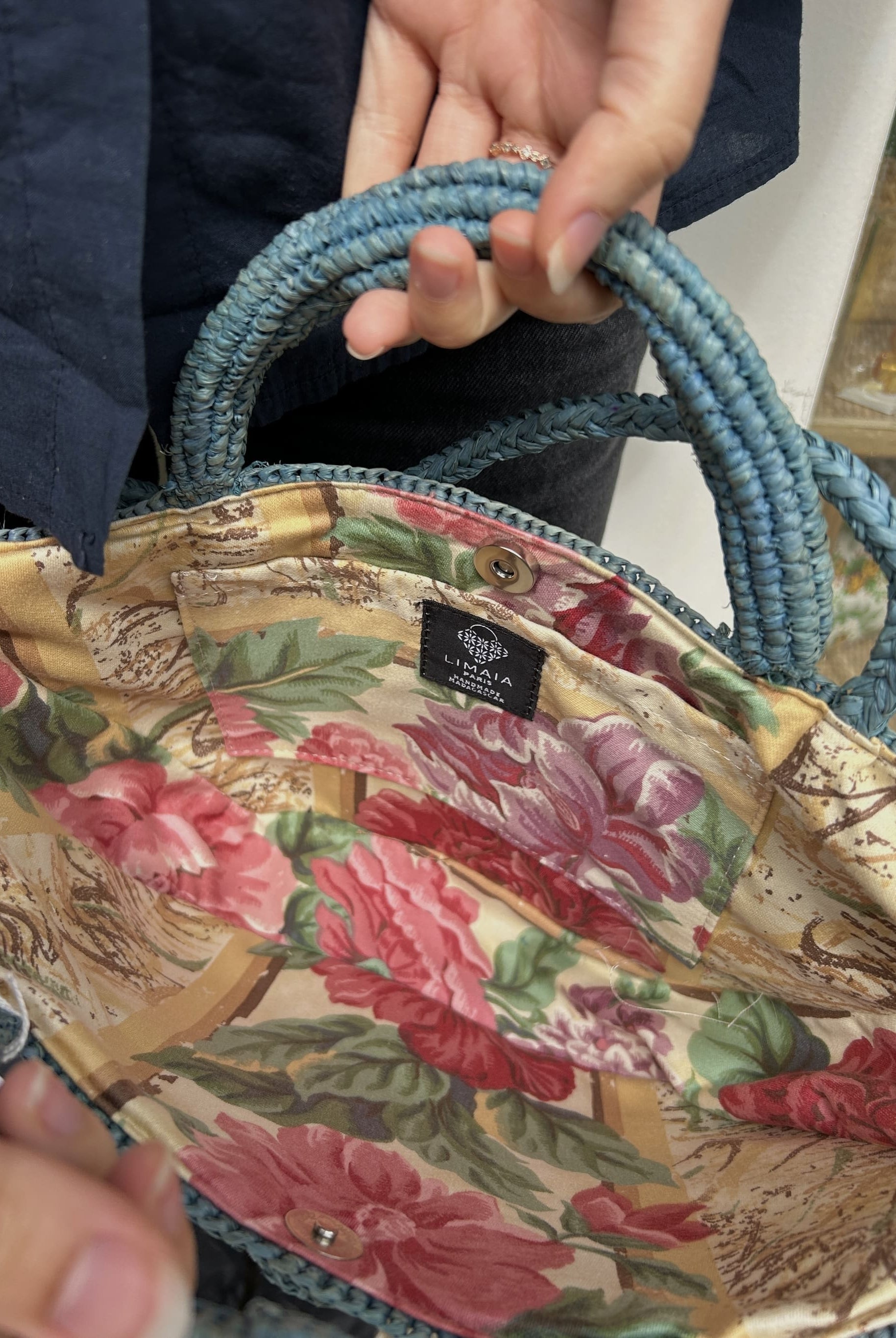 Détail de la doublure du panier en raphia tissé à la main