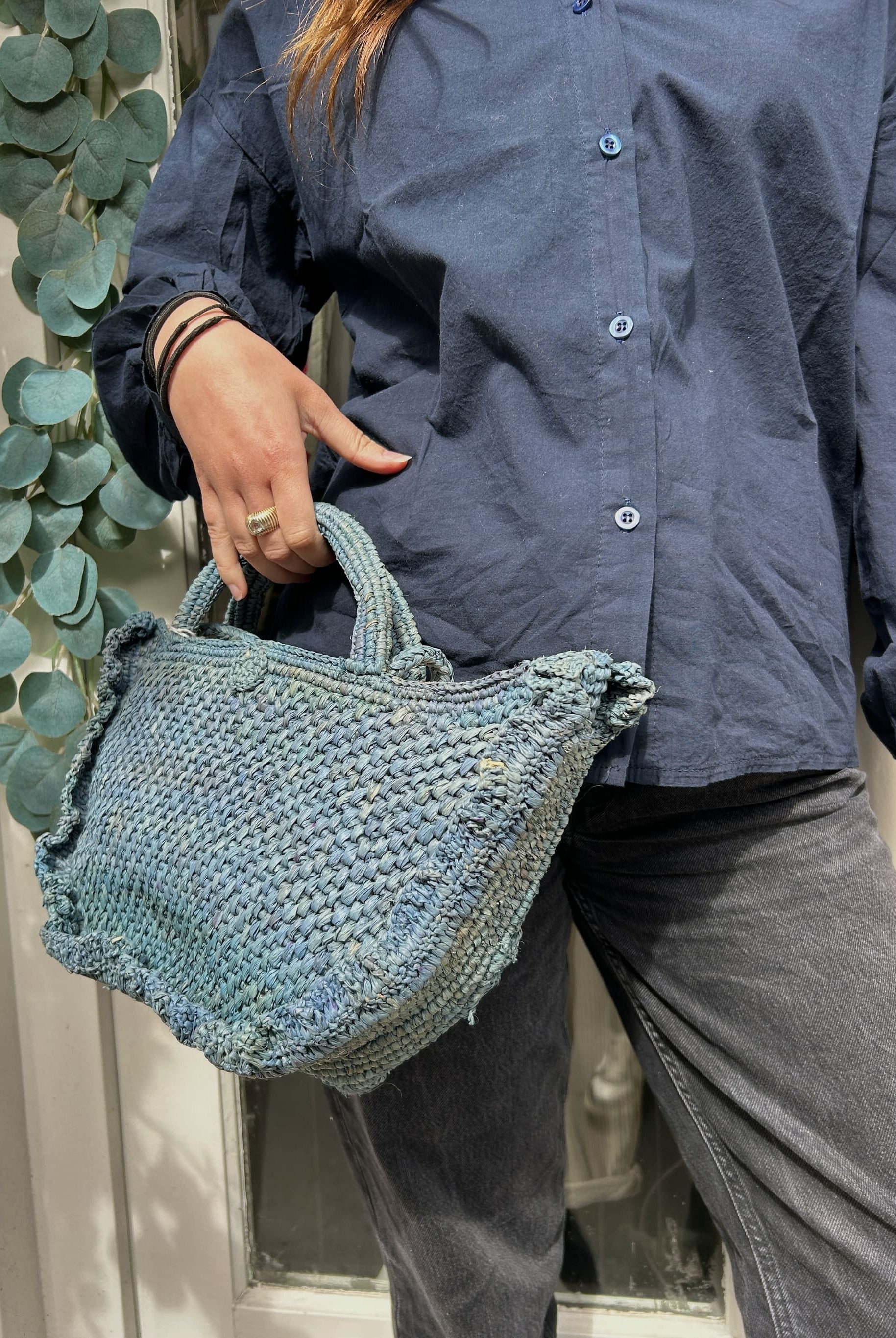 Panier en raphia bleu naturel avec volant froncé – Vue de face