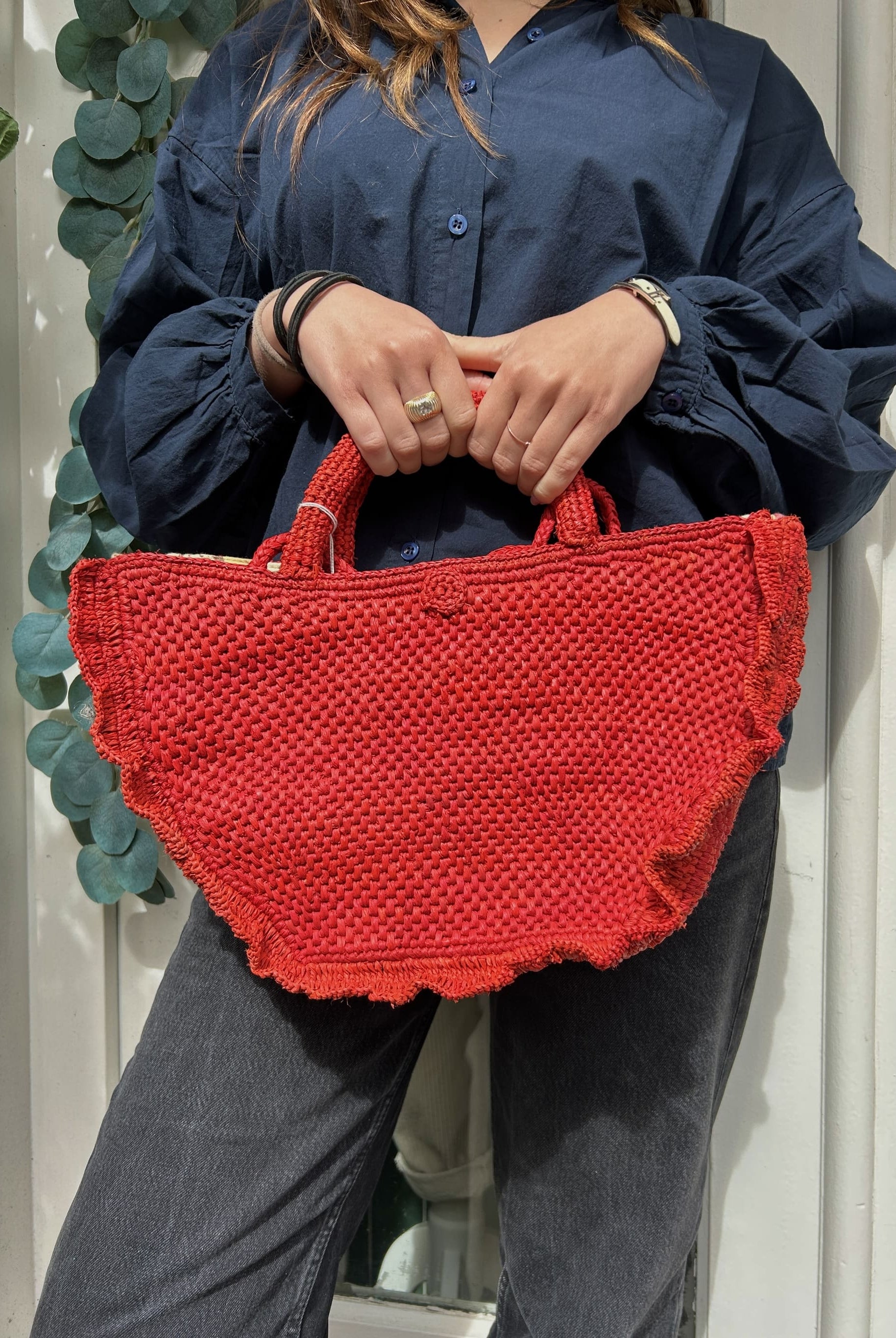 Panier en raphia rouge avec volant froncé, style féminin et élégant
