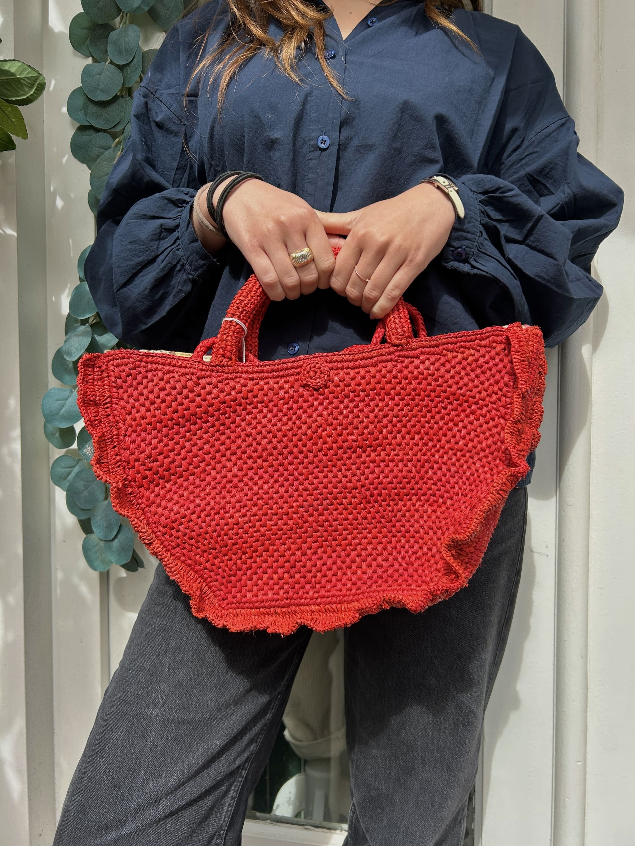 Panier en raphia rouge avec volant froncé, style féminin et élégant