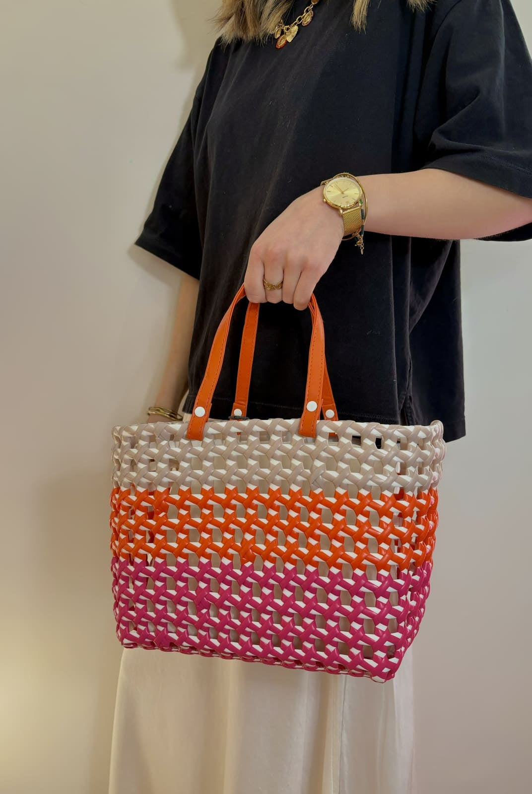 Panier Rose Maze Mini Handed By – vue de face, structure cannage légère et teinte rose vive