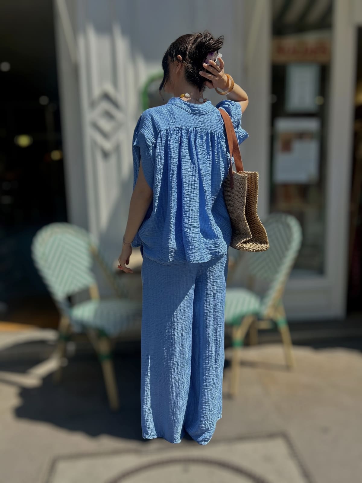 Pantalon bleu en gaze de coton vue de dos, détails de la coupe et tissu léger