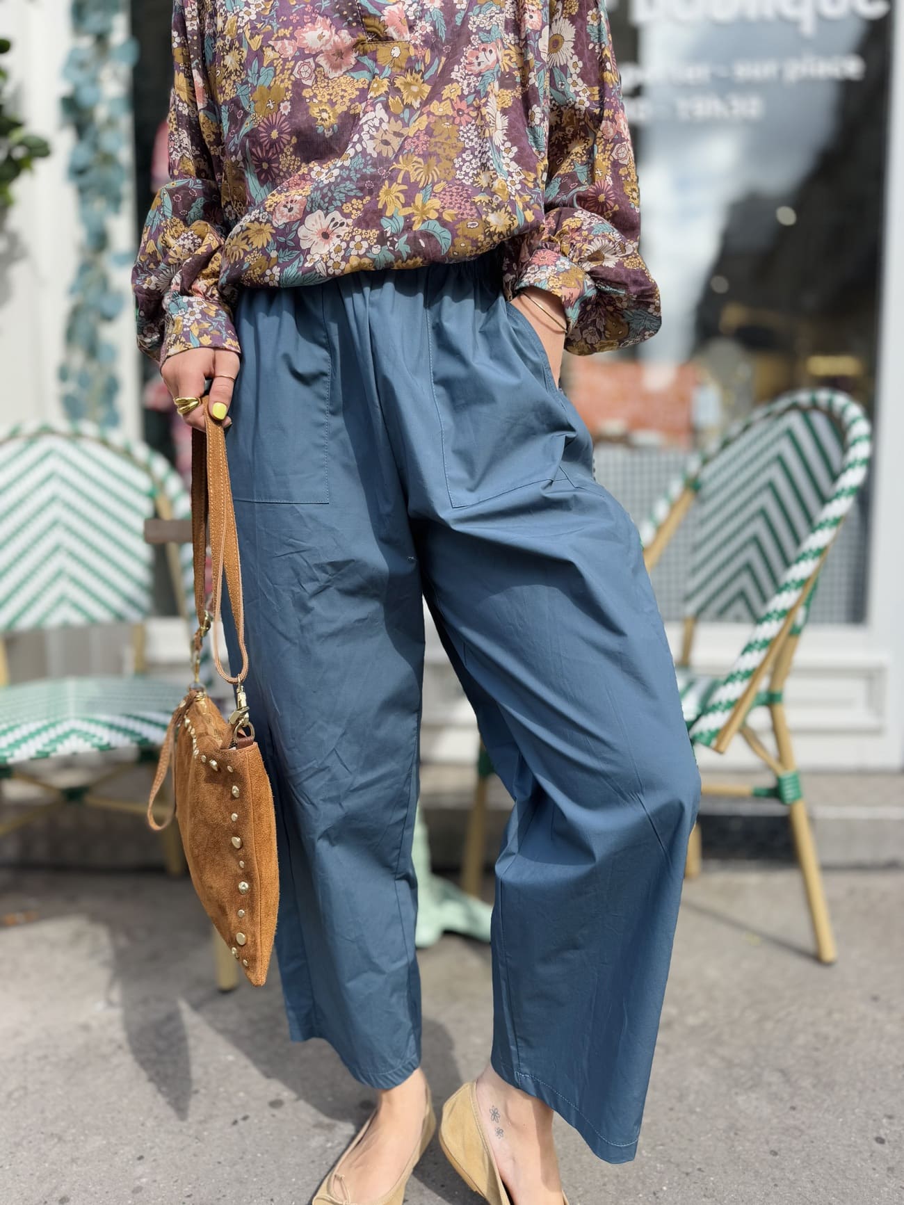 Détail du pantalon en coton bleu pétrole