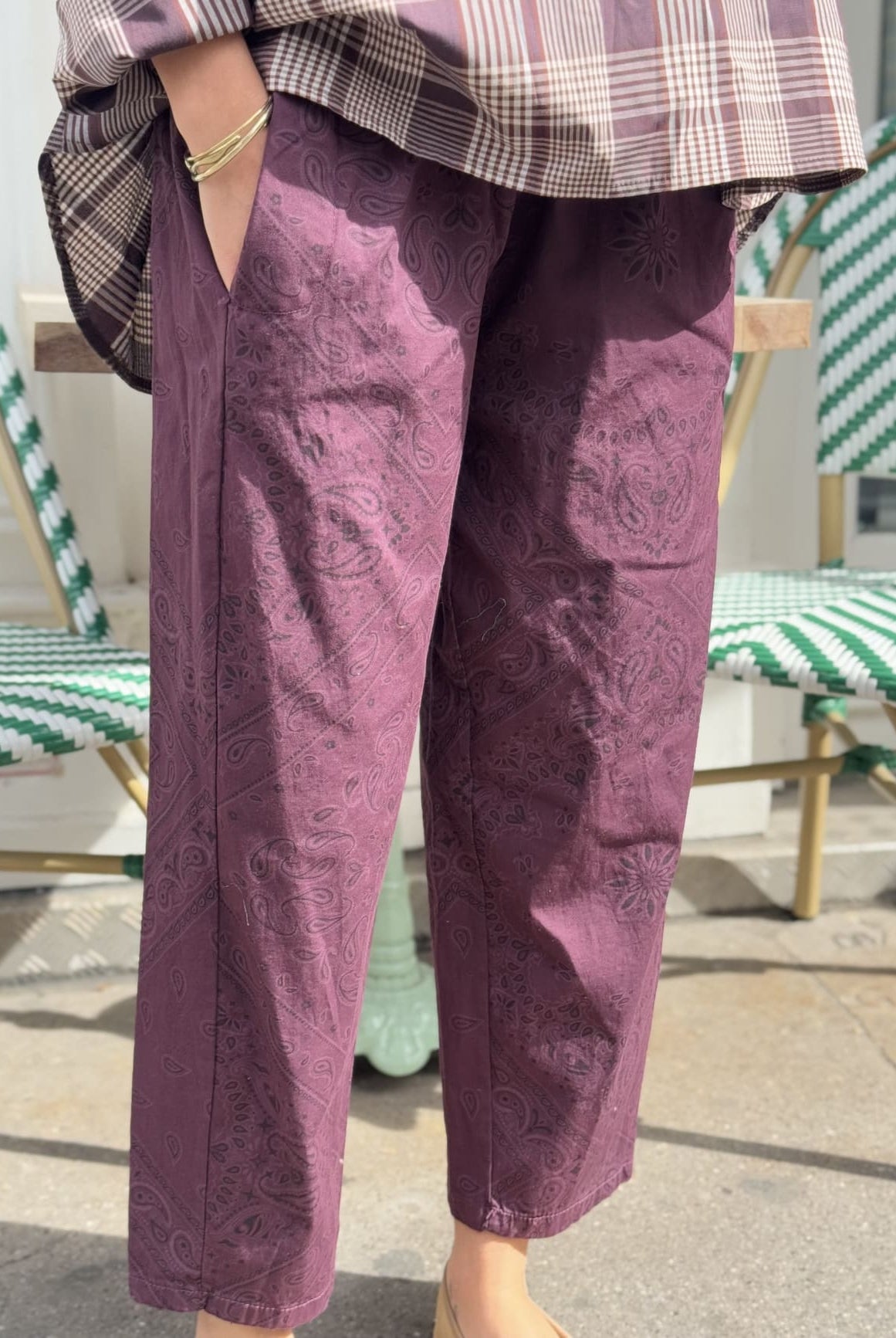 Gros plan sur le motif paisley du pantalon femme bordeaux