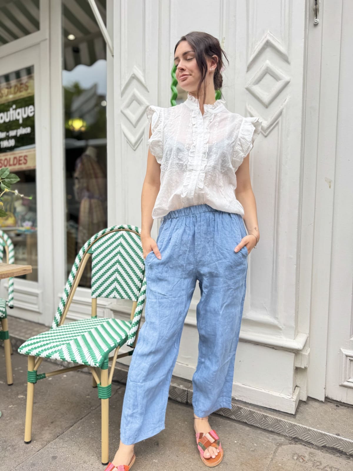 Pantalon en lin bleu pour femme, coupe courte, porté avec un haut clair