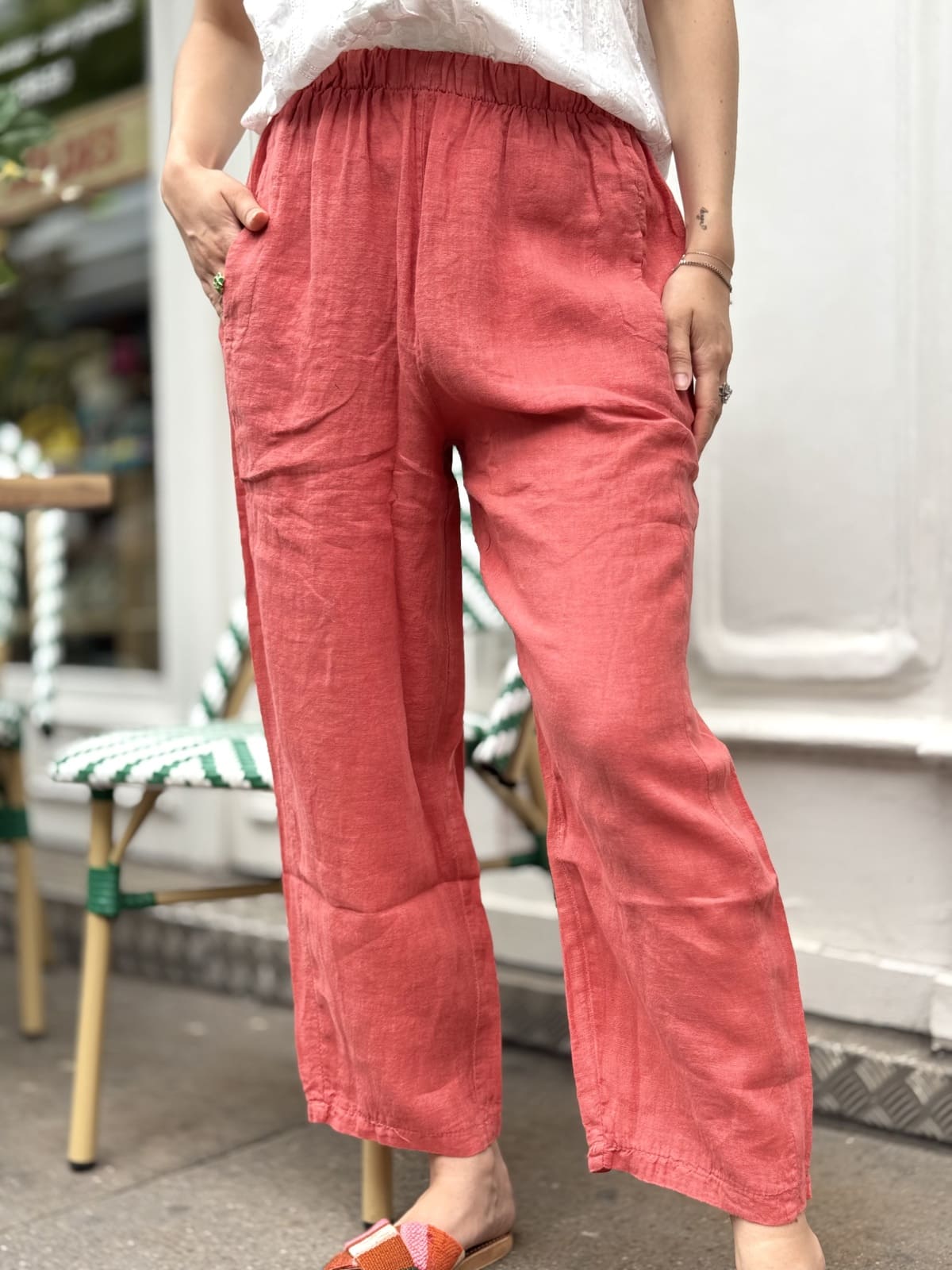 Zoom sur le pantalon en lin terracotta, matière naturelle et légère