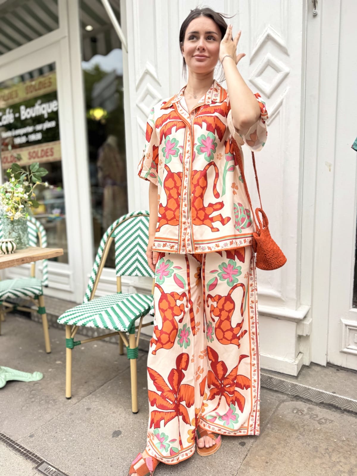 Vue de face du pantalon fluide orange Casa