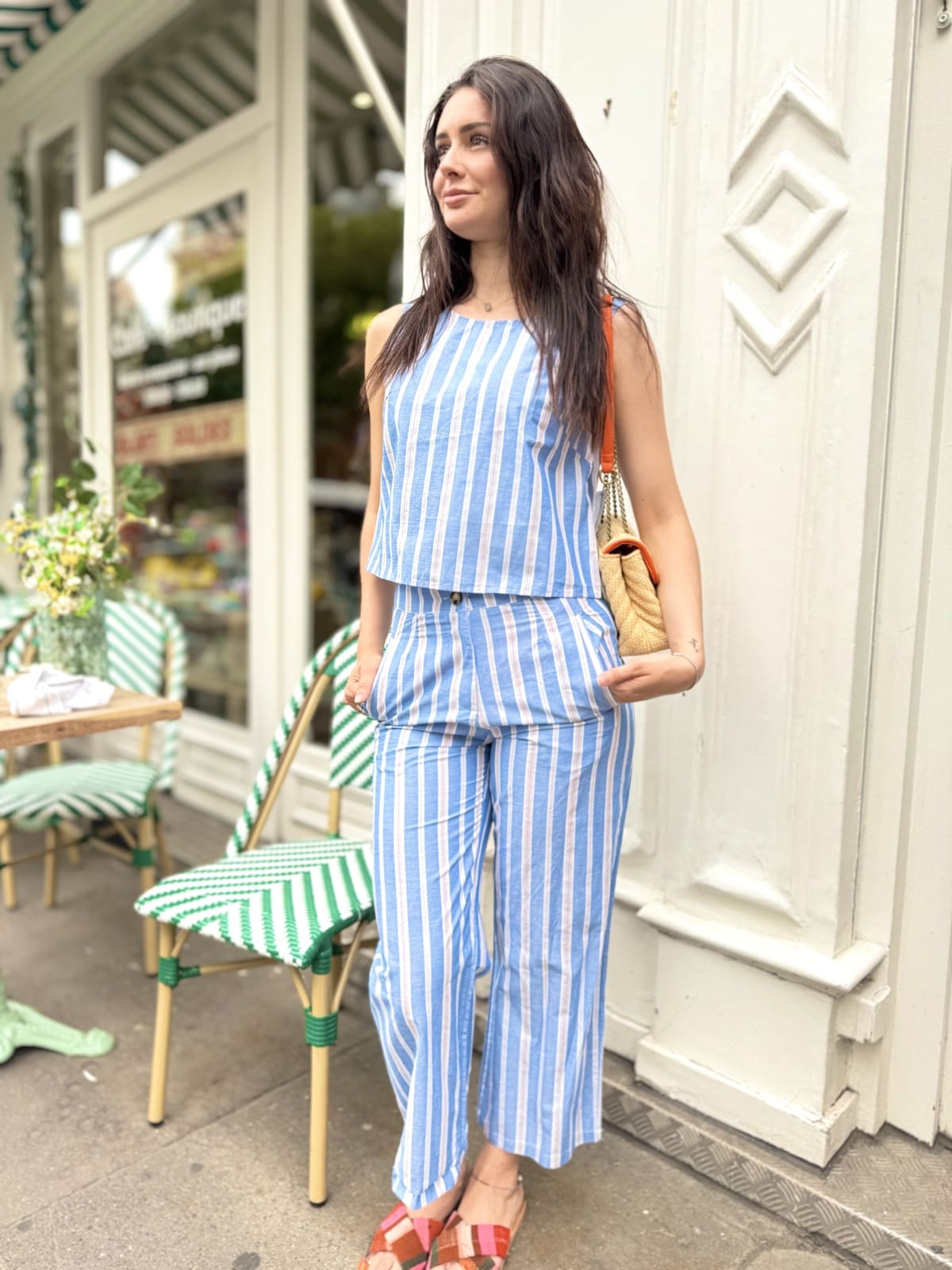 Pantalon rayé bleu clair pour femme, coupe droite ajustée, vue de trois quarts