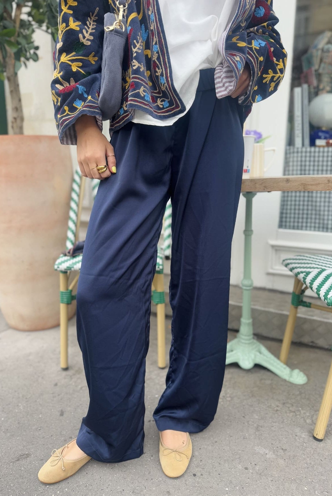 Pantalon en satin bleu marine pour femme – coupe fluide vue de face