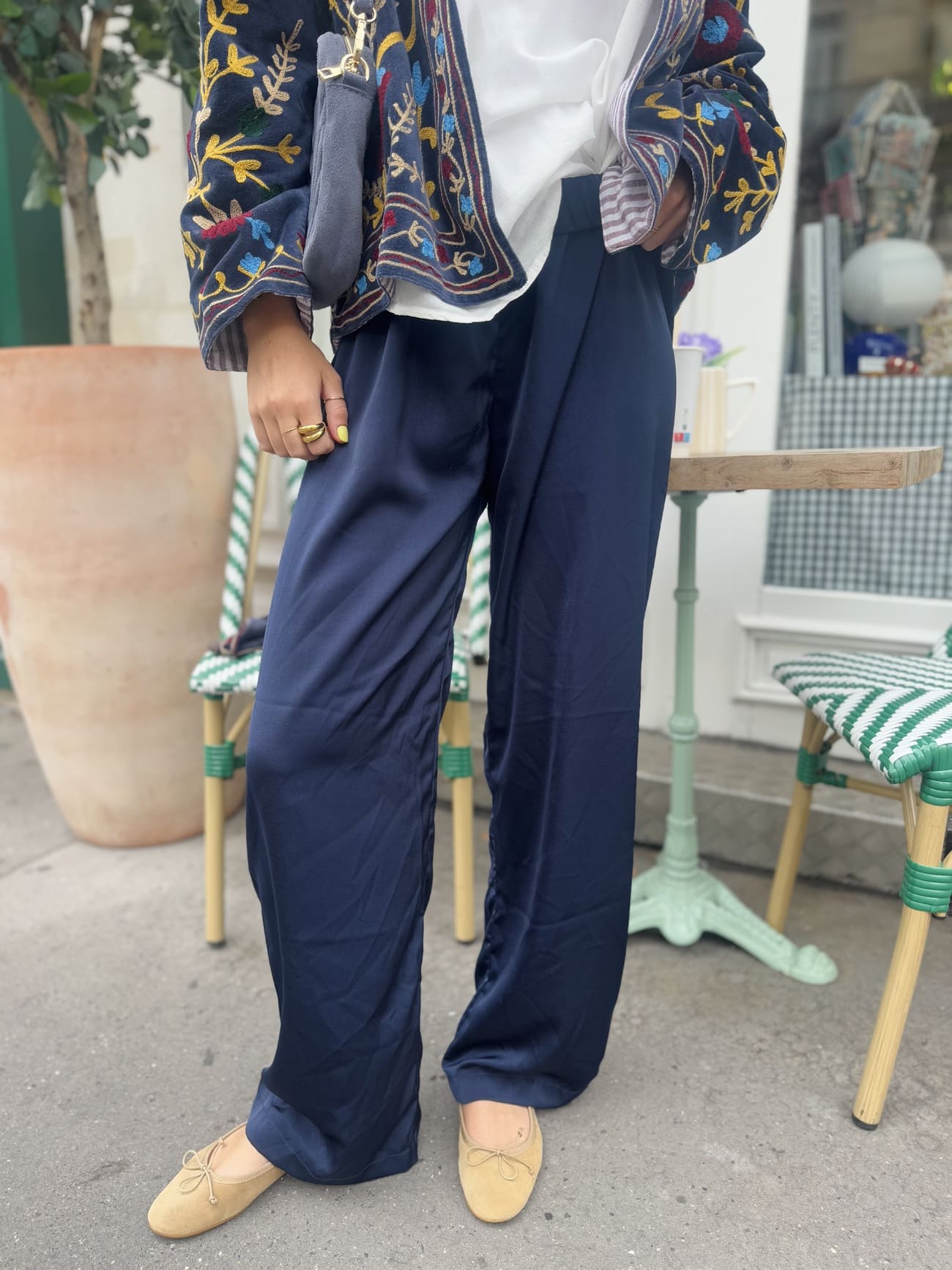 Pantalon en satin bleu marine pour femme – coupe fluide vue de face